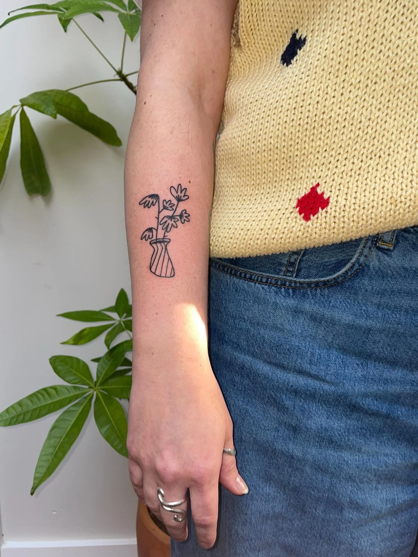 Handpoked for mckenna + a healed piece :&rsquo;) so sweet!!

.
.
.
.
.
.
.
.
.
.
#handpoked #handpokedtattoo #handpoketattoo #stickandpoketattoo #stickandpoke seattletattoo seattletattooartist handpokeartist queertattooartist queerseattletattoo