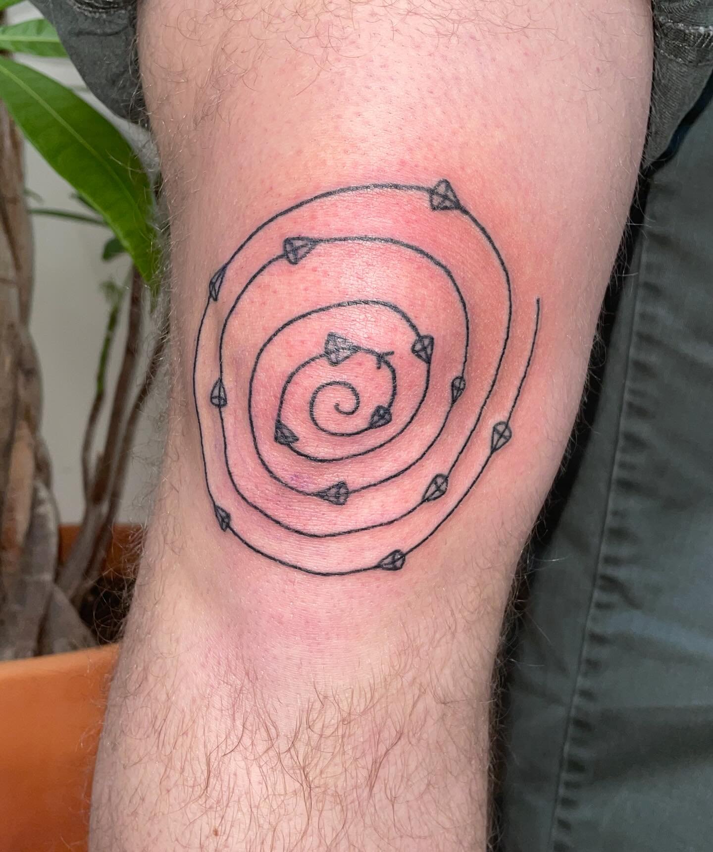 handpoked knee tat on Jac ! ty to jac for getting all my science flash

from a very special vintage illustrated physics book <3