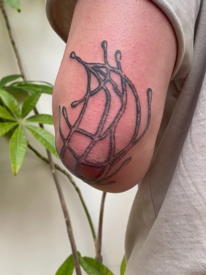 handpoked abstract for Judas <3
took under 2 hours to poke, so so so fun to do !