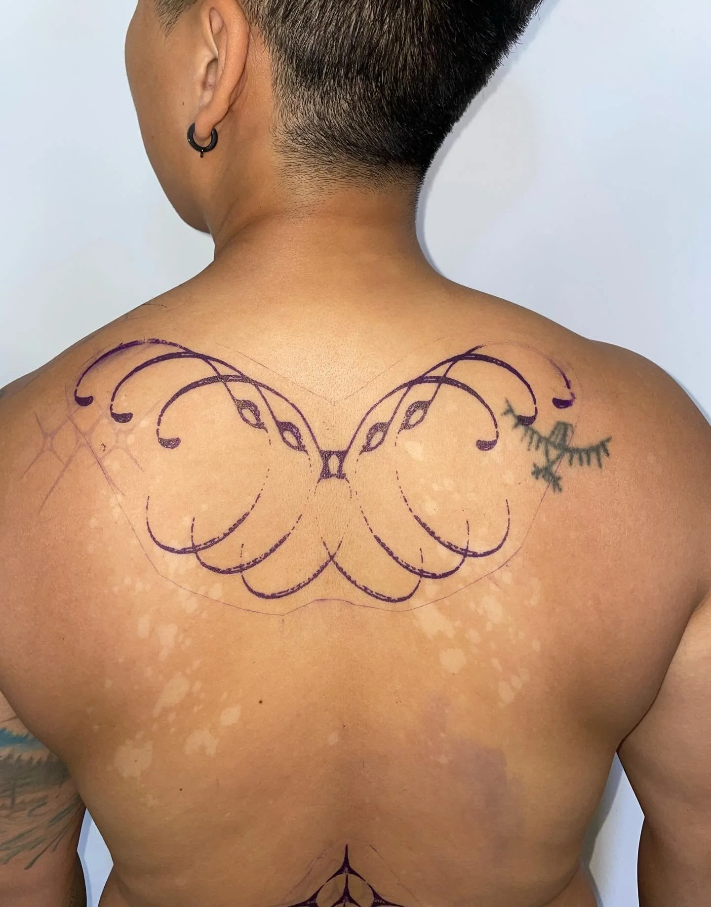 placement dreams on my sweet model jukes 💾🧽 ty ty ty

#seattletattoo #seattletattooartist #handpokeartist #stickandpoke #queertattooartist