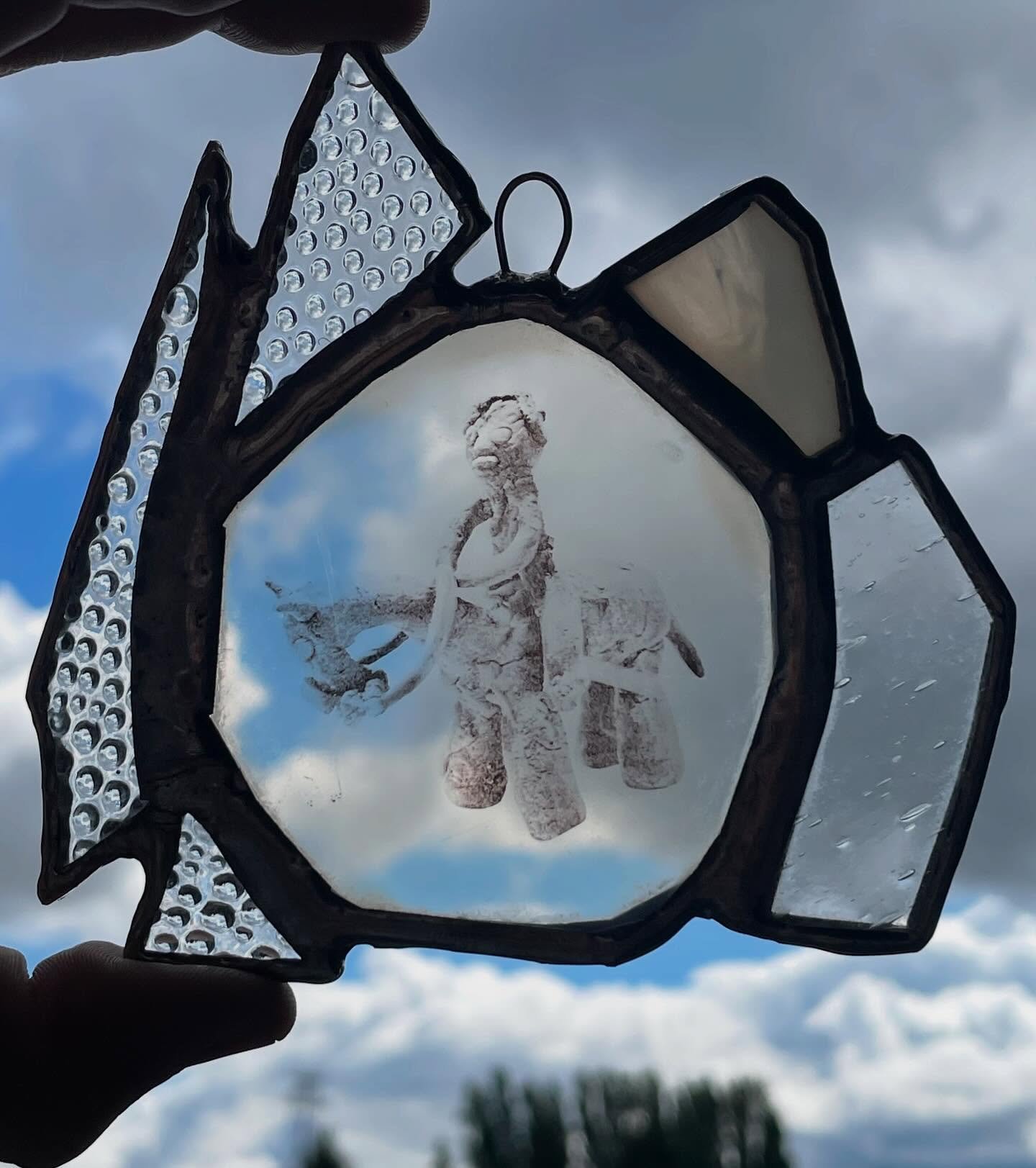 Glass drop fr fr this time. TODAY wed @ 6pm (PT) on jacofsometrades.com

🙂&zwj;↕️🎞️🕯️

Yes international shipping 🙂&zwj;↕️

#stainedglass #stainedglassart #soldering #solder #seattleartist