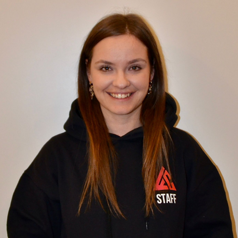 Jeune femme souriante portant un sweat à capuche noir avec logo "STAFF"