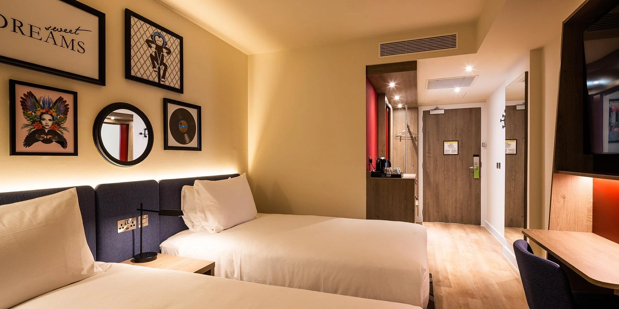 8 Hampton Hilton Bath.jpg