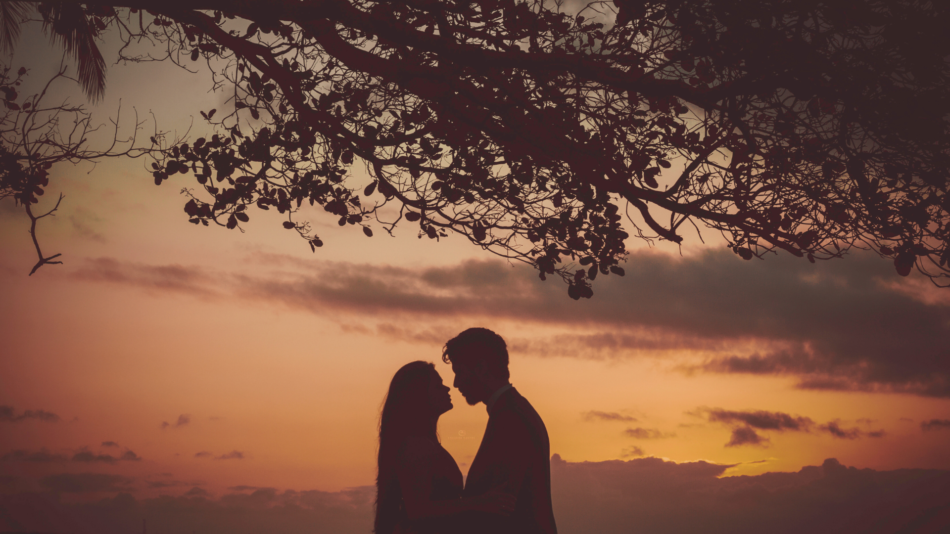 Man en vrouw staan liefdevol en dichtbij elkaar na speedate event