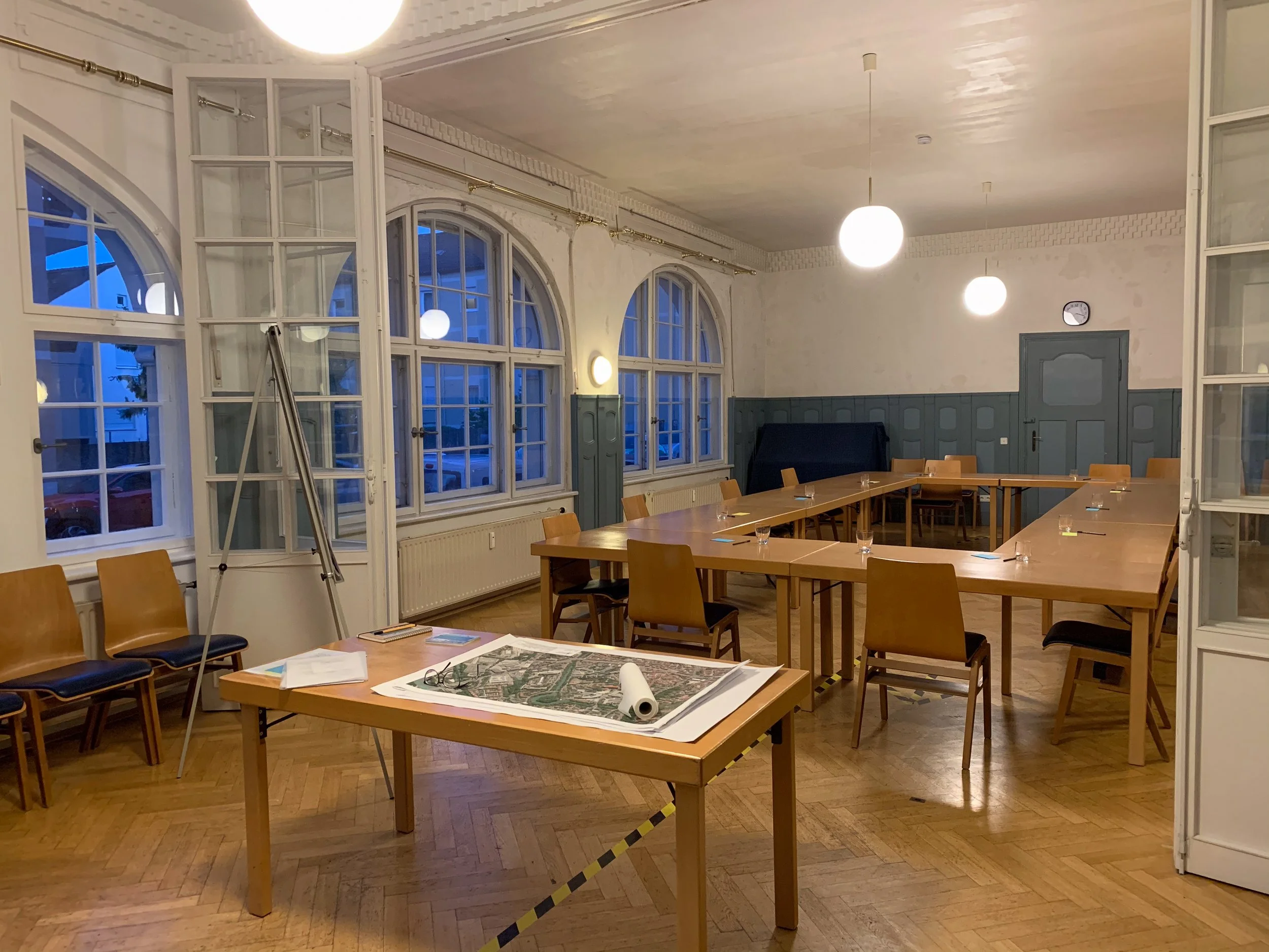 EmK Saal AK mit Plänen.jpg