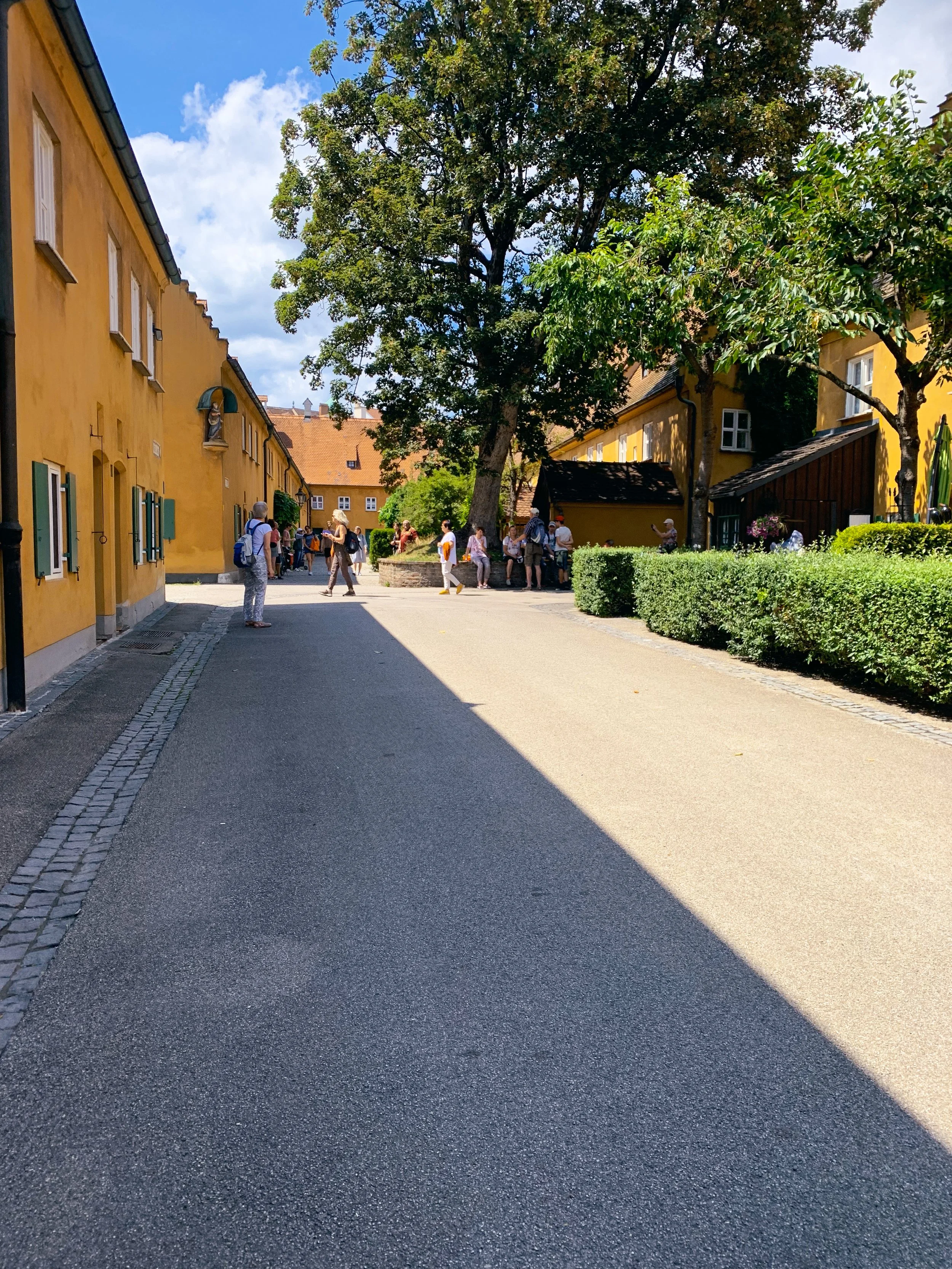 Fuggerei während Kirchweih.jpg