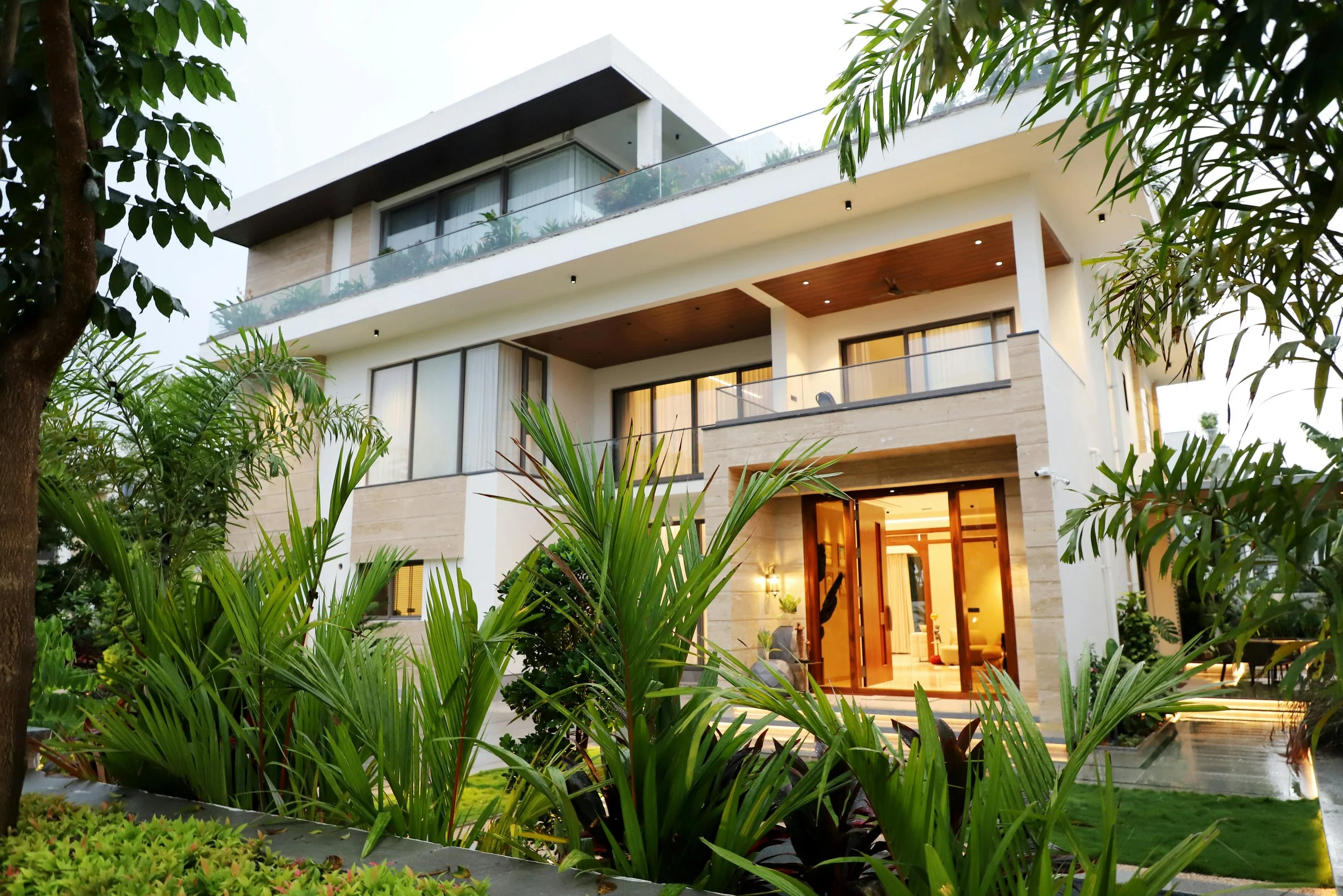 Luxury custom home build in Brisbane by MAQ Builders - Modern architectural design with floor-to-ceiling glass.