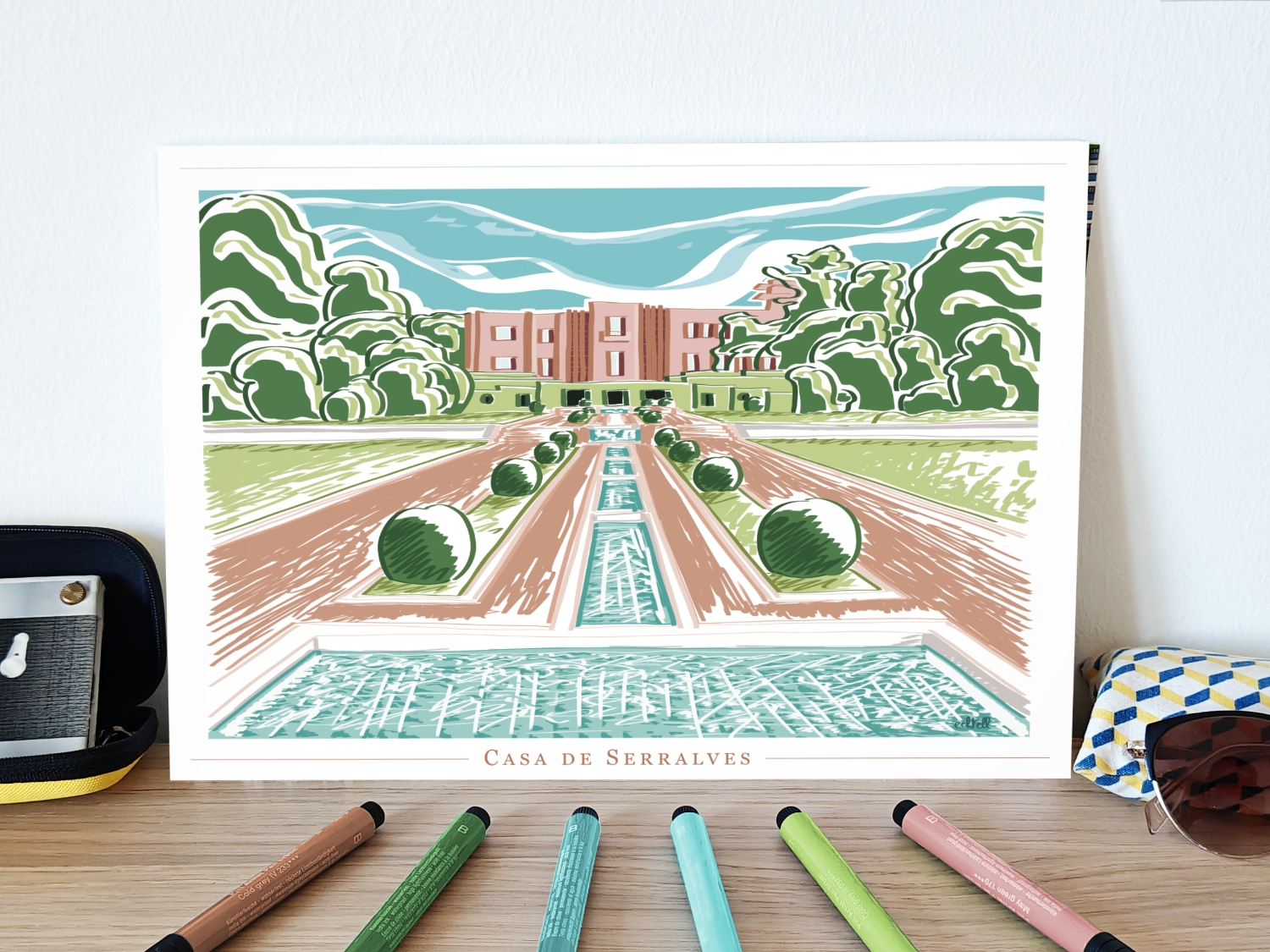Affiche de la Casa de Serralves posée sur un meuble en décoration murale avec des lunettes de soleil, des feutres colorés. Dessin à la tablette numérique de la Fundaçao de Serralves à Porto, villa Art Déco rose avec piscine. Echtell Art illustration
