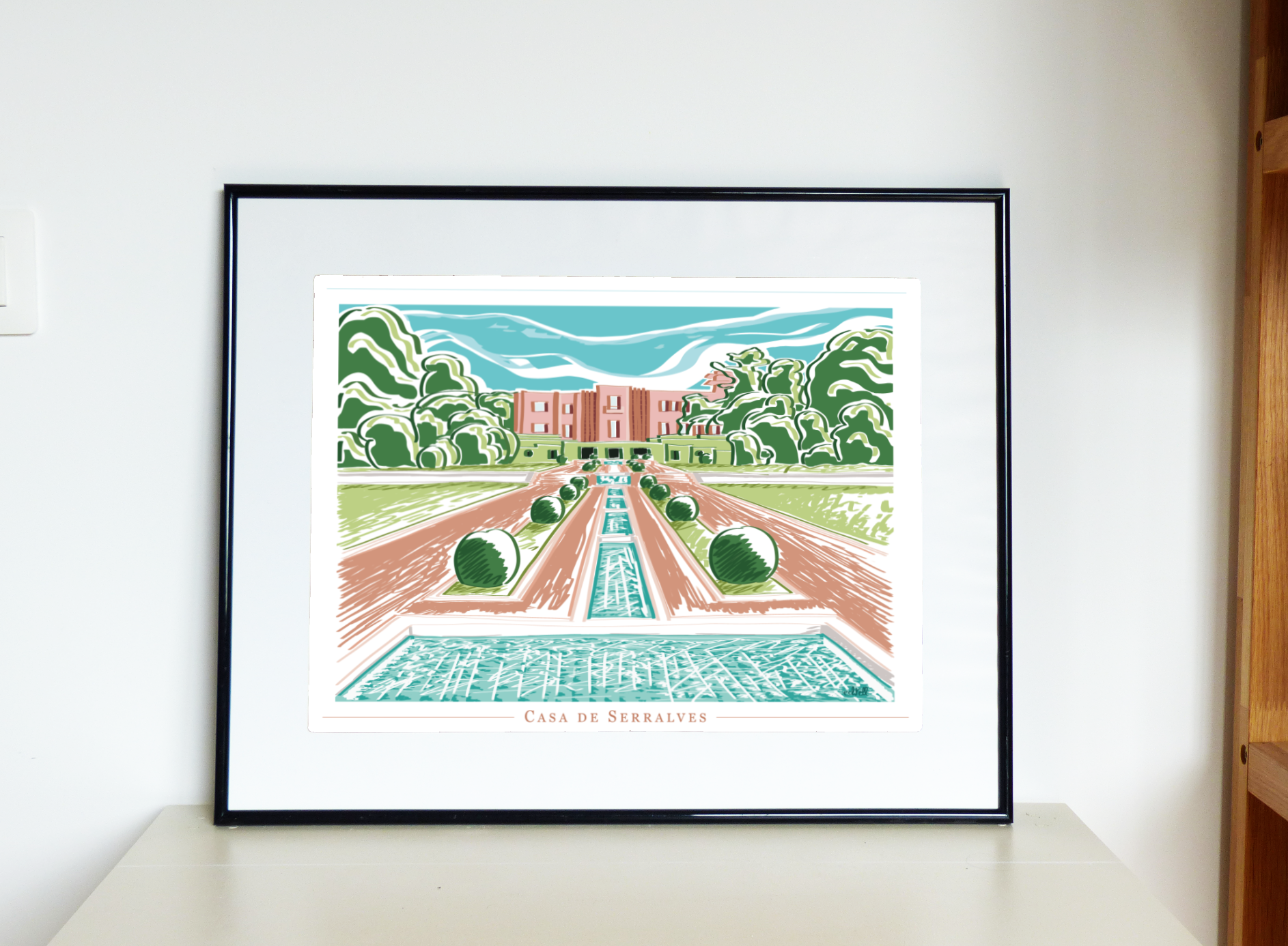 Affiche de la Casa de Serralves encadrée posée sur un meuble en décoration murale. Dessin à la tablette numérique de la Fundaçao de Serralves à Porto, villa Art Déco rose avec une enfilade de bassins piscine. Illustration Yvelines Echtell Art