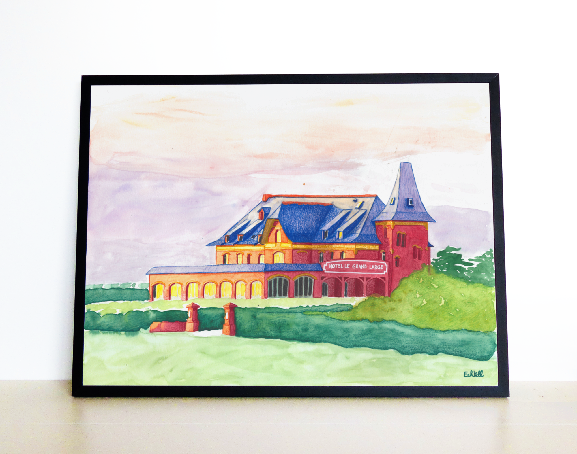 Affiche de l'hôtel Le Grand Large encadrée en décoration murale. Dessin à la main hôtel de bord de mer côte atlantique Bretagne Loire Atlantique tourisme. Echtell Art illustration Yvelines Versailles Belle Ile en mer