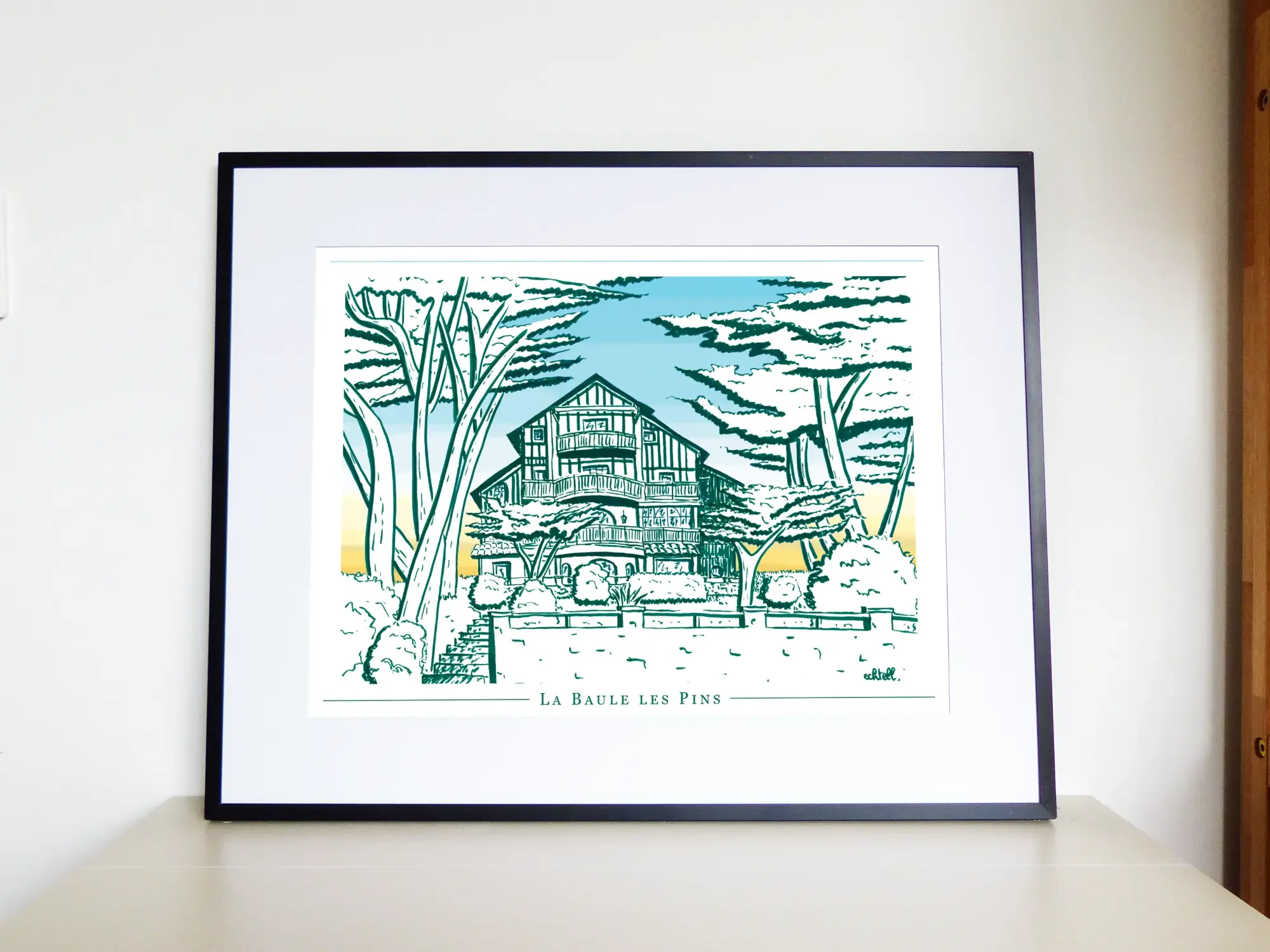 Affiche encadrée d'une maison basque en décoration murale. Dessin à la main. Architecte d'intérieur, lifestyle, art de vivre, côte atlantique Biarritz Lacanau Arcachon tourisme. Hôtel de bord de mer, villa Illustration Yvelines Echtell Art Versailles