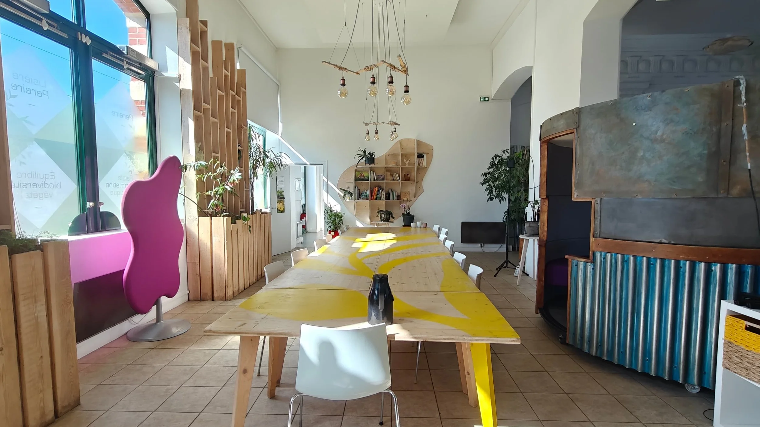 L'intérieur du Quai des Possibles abrite un tiers lieu, un coworking et un regroupement d'association à Saint-Germain-en-Laye, Yvelines