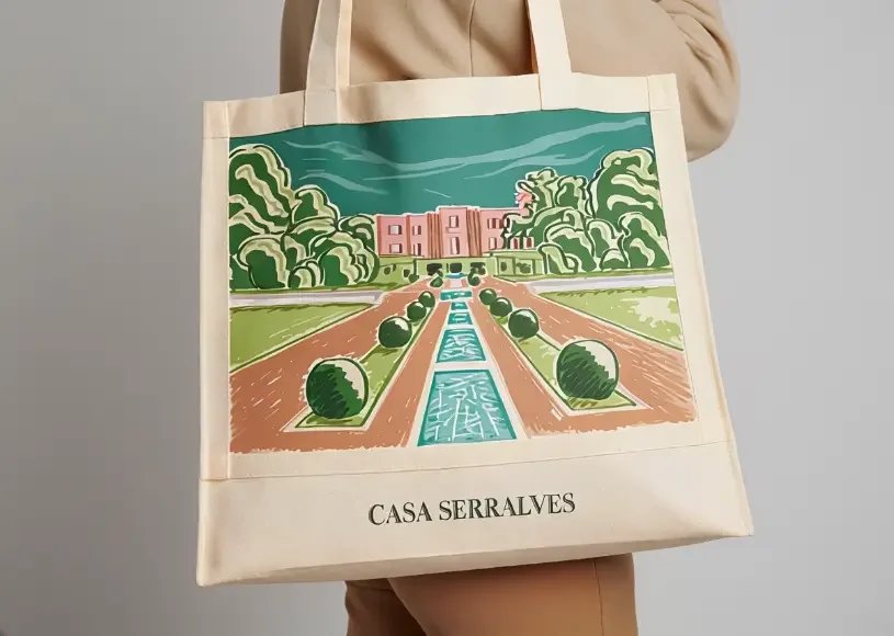 Illustration d'un tote bag au nom d'une marque d'un domaine viticole vendant du vin. Visuel merchandising, illustration de la façade du bâtiment, illustration du patrimoine, souvenir de vacances, tourisme, goodies autour du vin.
