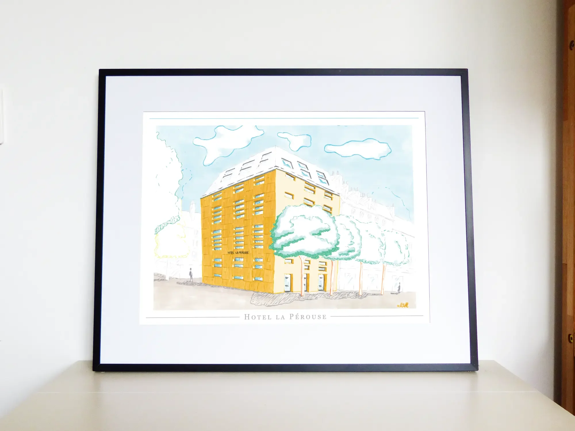 Affiche de l'hôtel La Pérouse encadrée en décoration murale. Dessin à la main hôtel Nantes côte atlantique Bretagne Loire Atlantique tourisme souvenir architecture moderne années 50. Echtell Art illustration Yvelines Versailles 