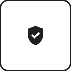 Ein schwarzes Symbol mit einem Häkchen in einem Schild, auf dunklem Hintergrund.