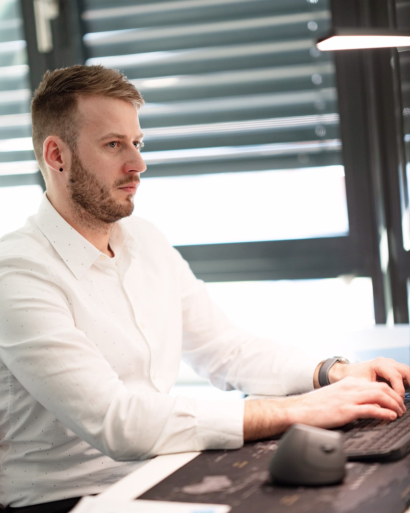 Ein Mann arbeitet an einem Computer im Büro.