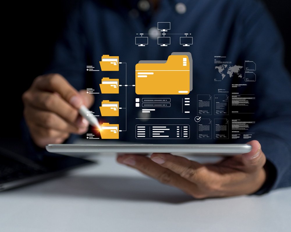 Person interagiert mit digitalen Dateimanagement-Interface auf einem Tablet, angezeigt werden Ordner, Dateien und Diagramme in einer virtuellen Cloud-Umgebung.