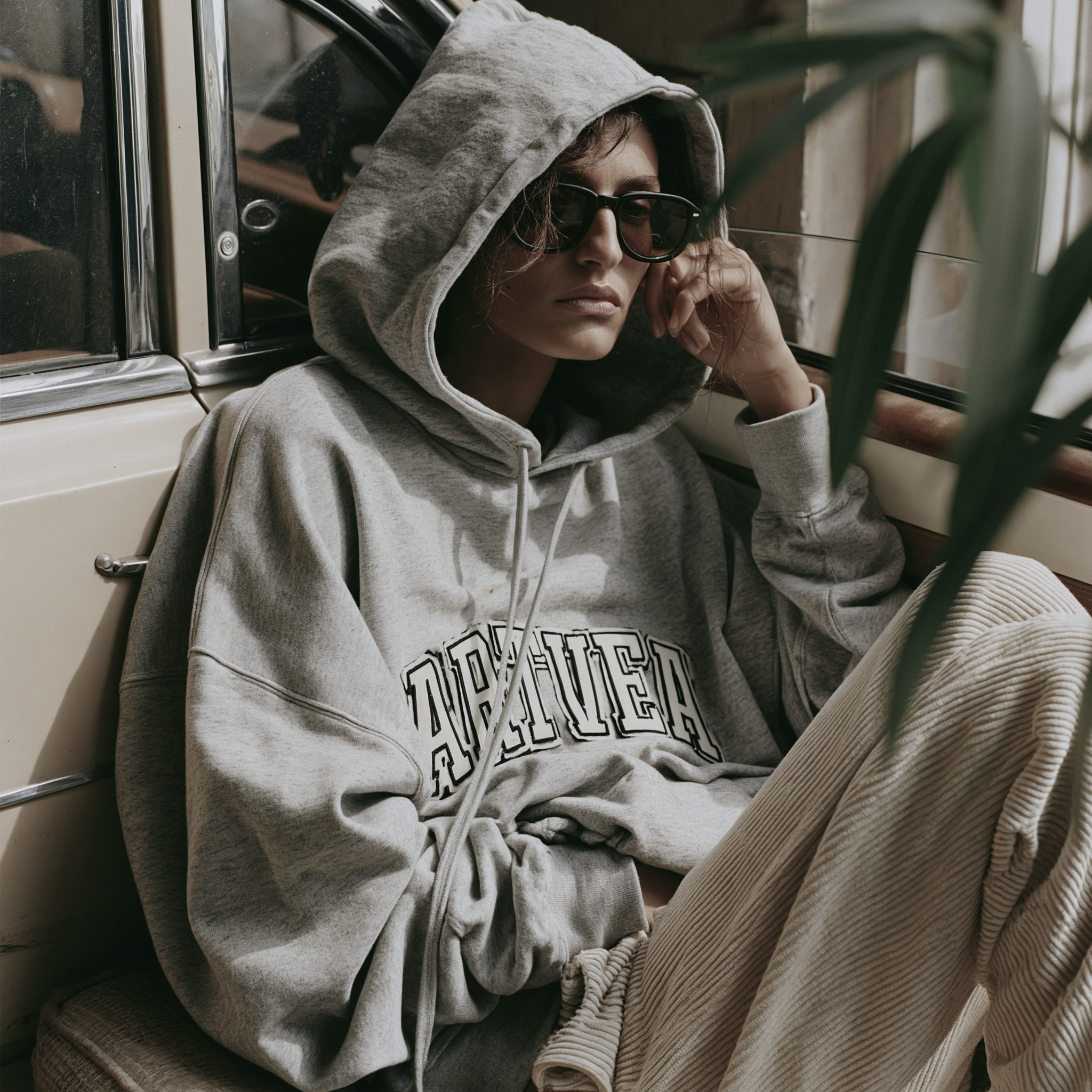 Urbaner Hoodie von Studio ARTVÉA als hochwertiges Brand Apparel für moderne Teams, Clubs und Community-Konzepte.