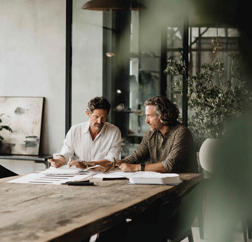 Initial consultation in a modern workspace – defining objectives, scope and strategic direction