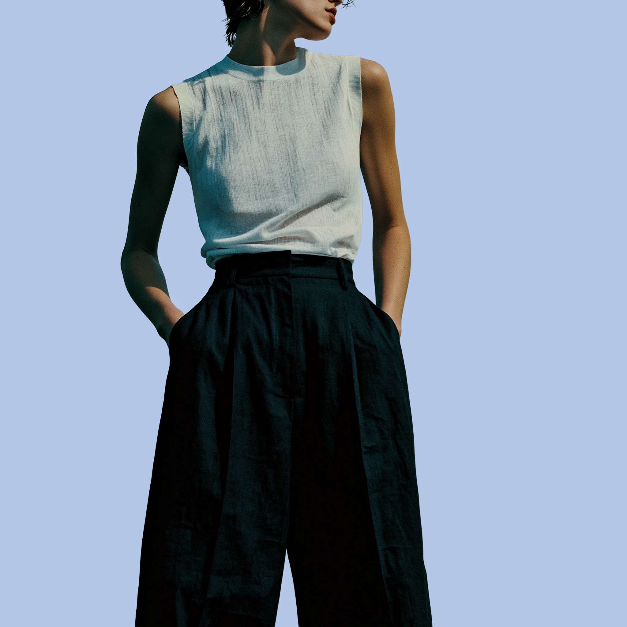 Damen-Look von Studio ARTVÉA mit ärmellosem Top und weiter Hose als modernes Lifestyle Apparel Konzept.