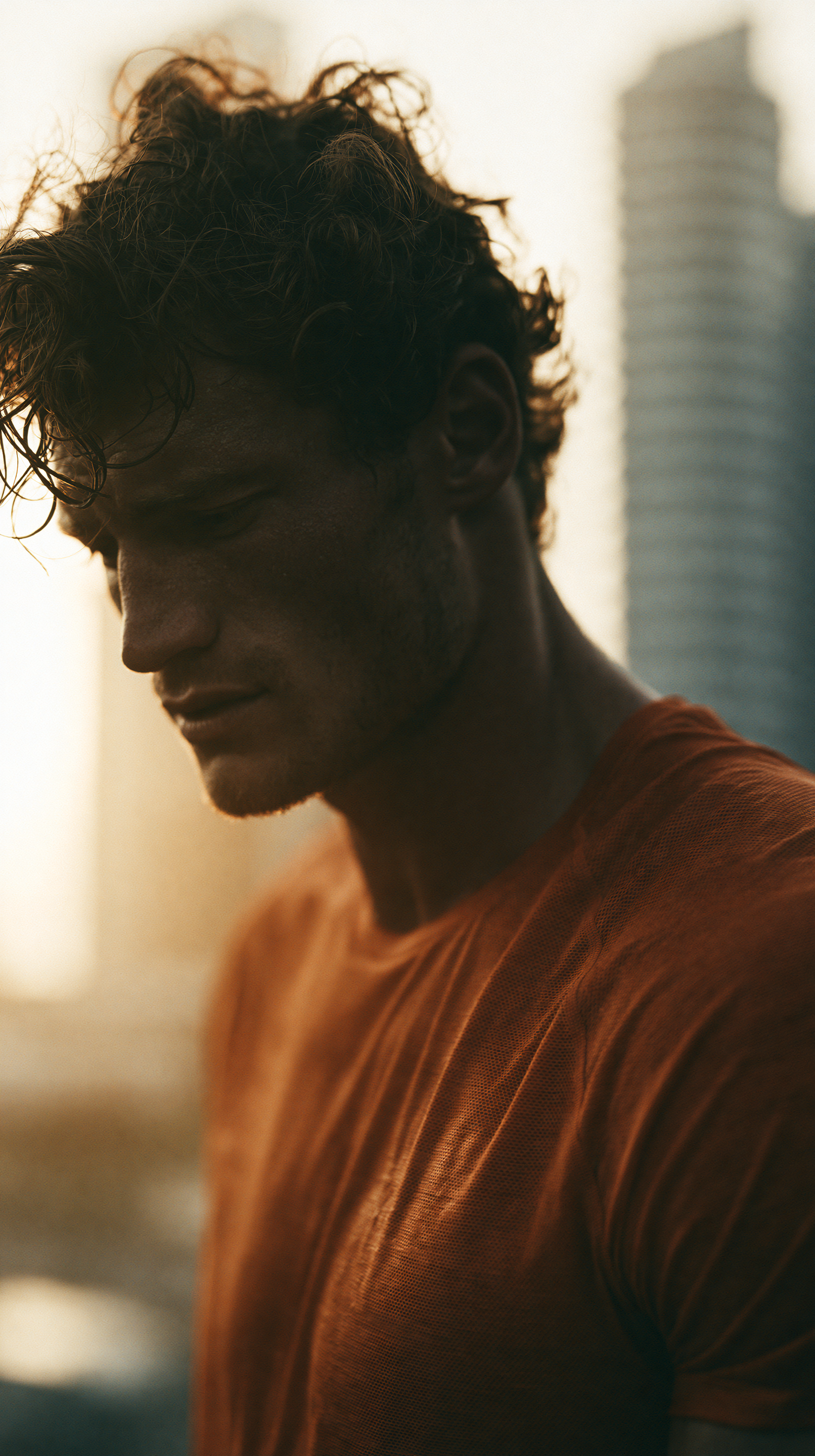 Konzentrierter Läufer kurz vor dem Start eines Firmenlaufs in funktionaler Running Apparel. Studio ARTVÉA entwickelt individuelle Laufshirts für Unternehmen, Vereine und Running Events.
