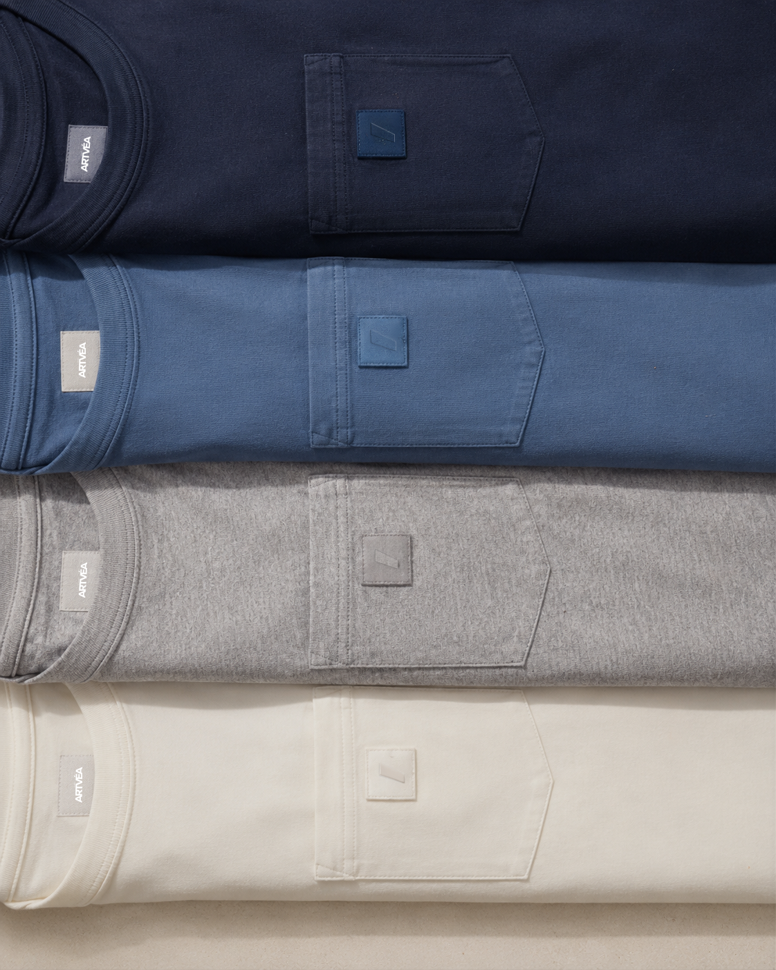 Pocket T-Shirts von Studio ARTVÉA in Offwhite, Grau, Blau und Navy als kuratierte Farbpalette für Brand Apparel.