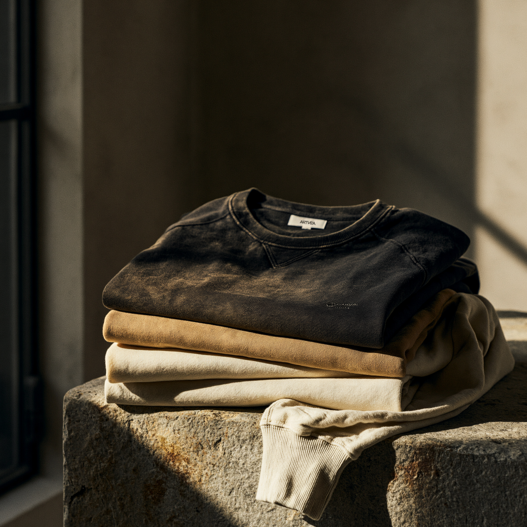 Gefaltete T-Shirts von Studio ARTVÉA als kuratierte Brand Apparel Produkte mit hochwertiger Material- und Farbwirkung.