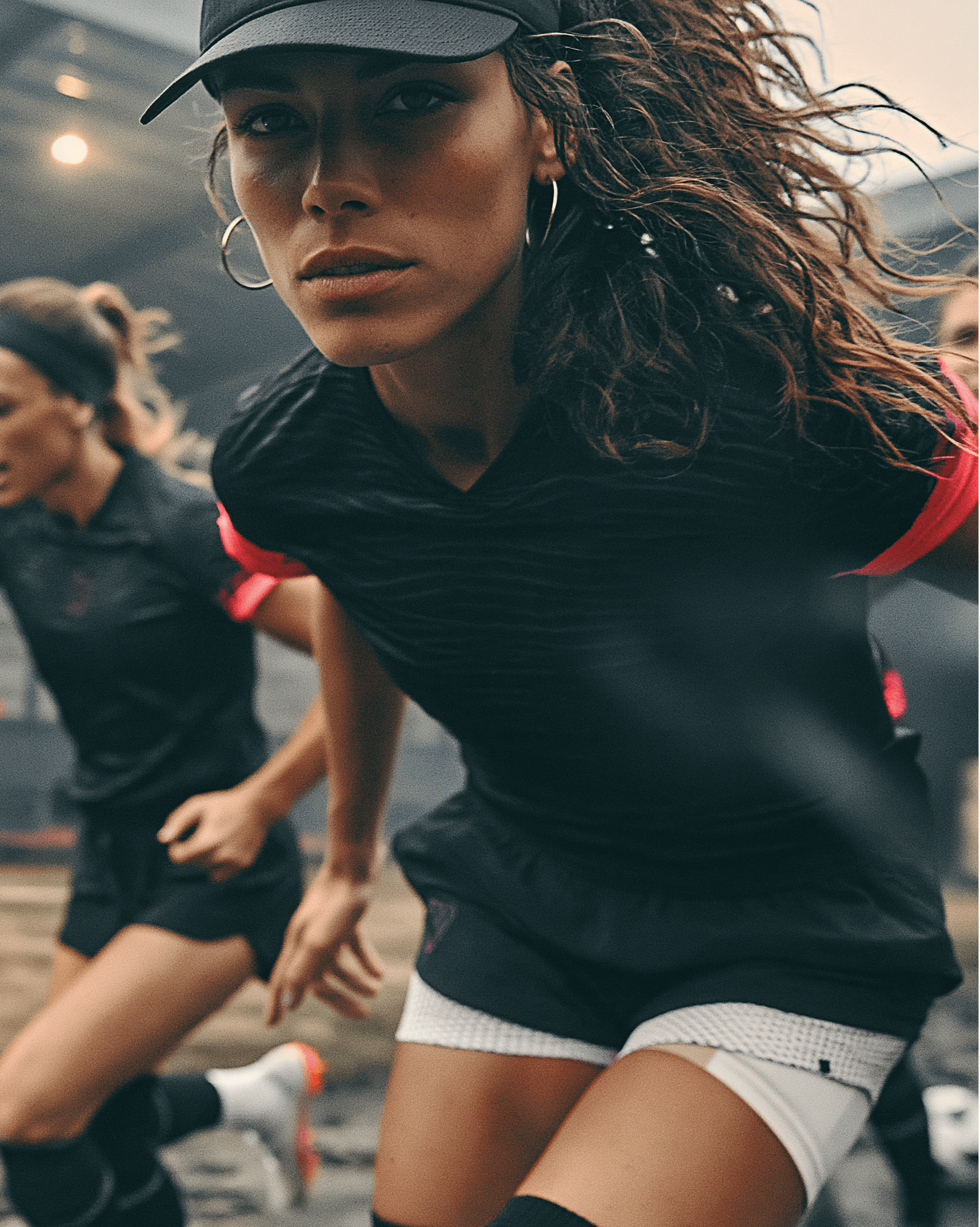Studio ARTVÉA Sport & Club mit dynamischer Performancewear, Teamwear, Graphic Top, Shorts und Cap für moderne Club Apparel und Frauenfußball-Konzepte.