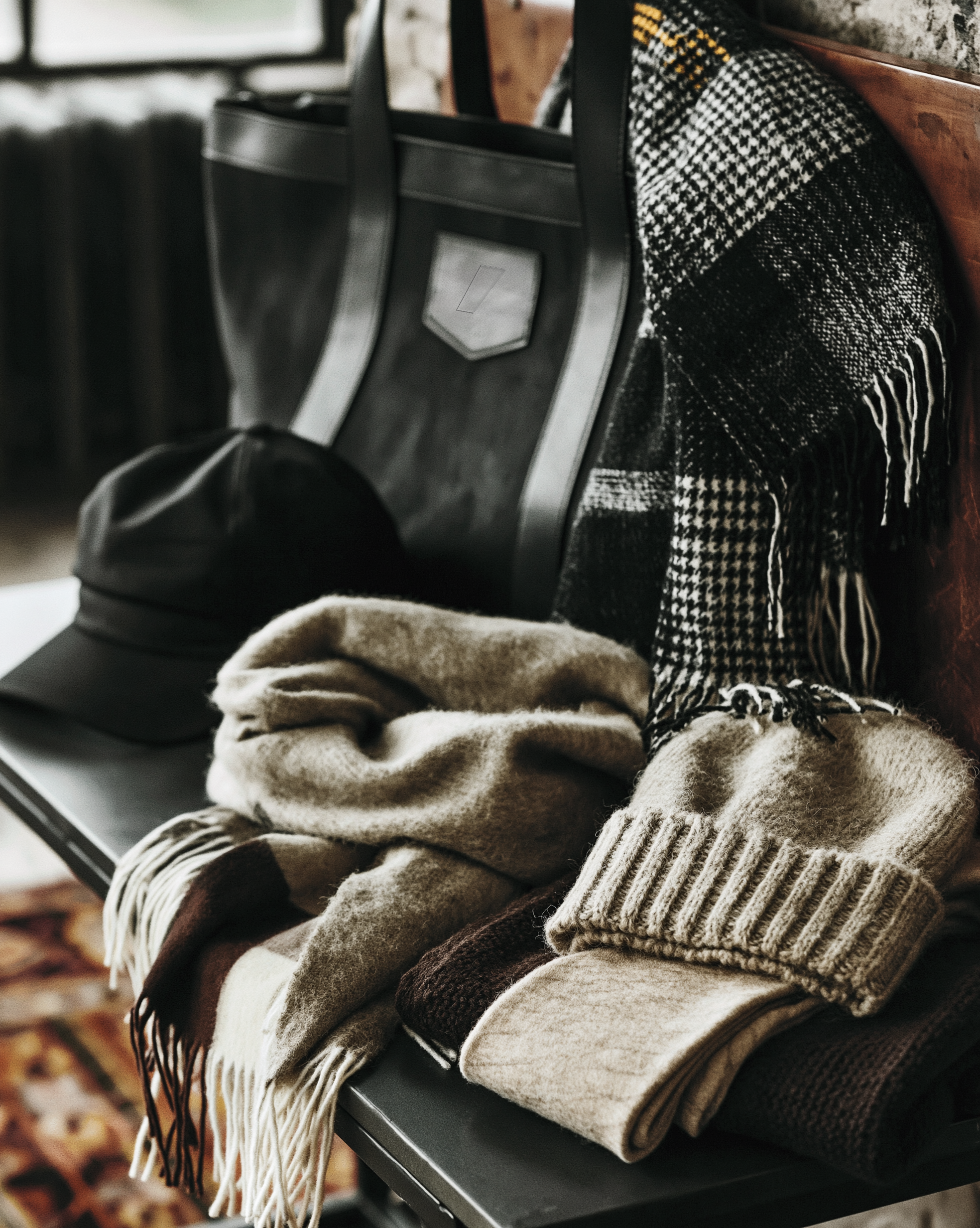 Accessoires von Studio ARTVÉA mit Cap, Schal und Strickdetails als hochwertige textile Brand Touchpoints.