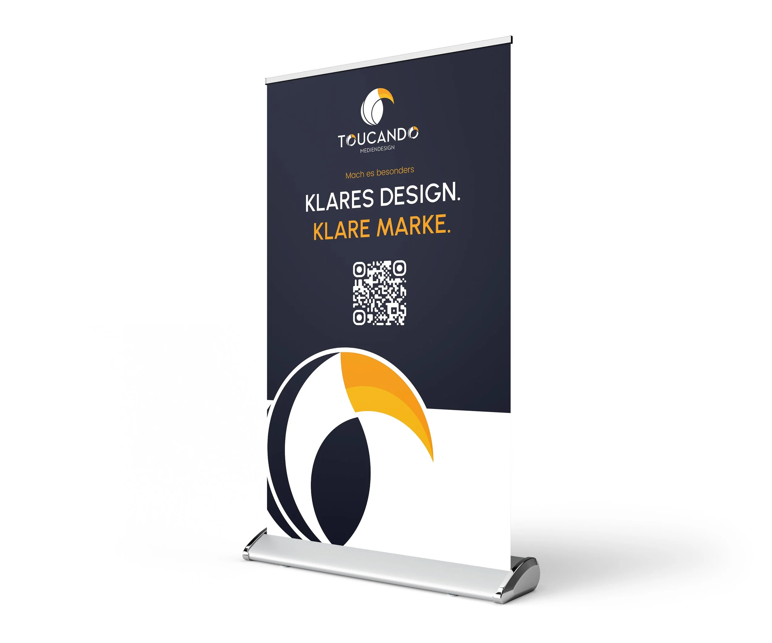 Werbeschild mit dem Logo eines Tukan-Vogels und dem Slogan 'Klares Design. Klare Marke.', QR-Code, dunklem Hintergrund und weiß-gelber Farbgestaltung.