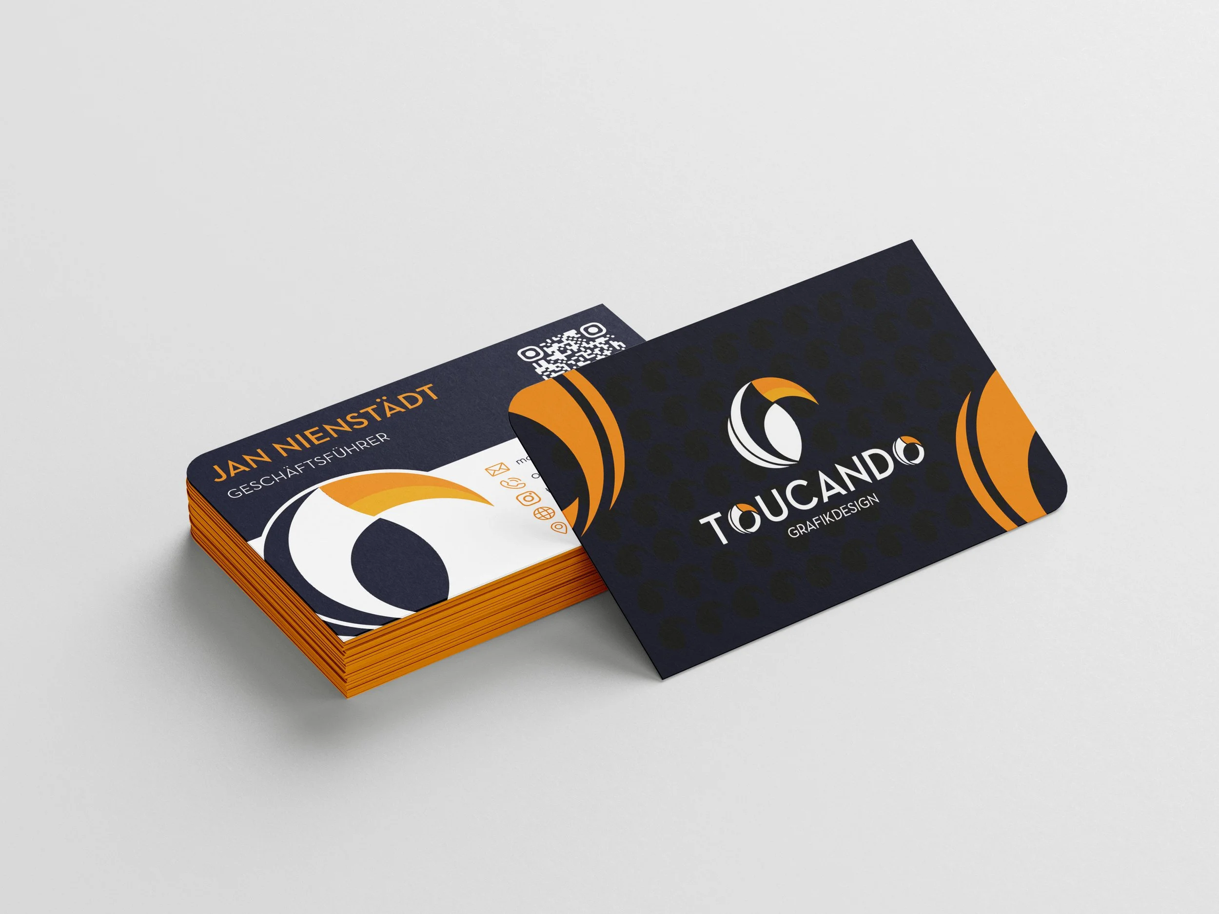 Geschäftskarten mit graffikdesign in dunkelblau, orange und weiß, mit Logo, Namen, Titel und Kontaktdaten auf weißem Hintergrund