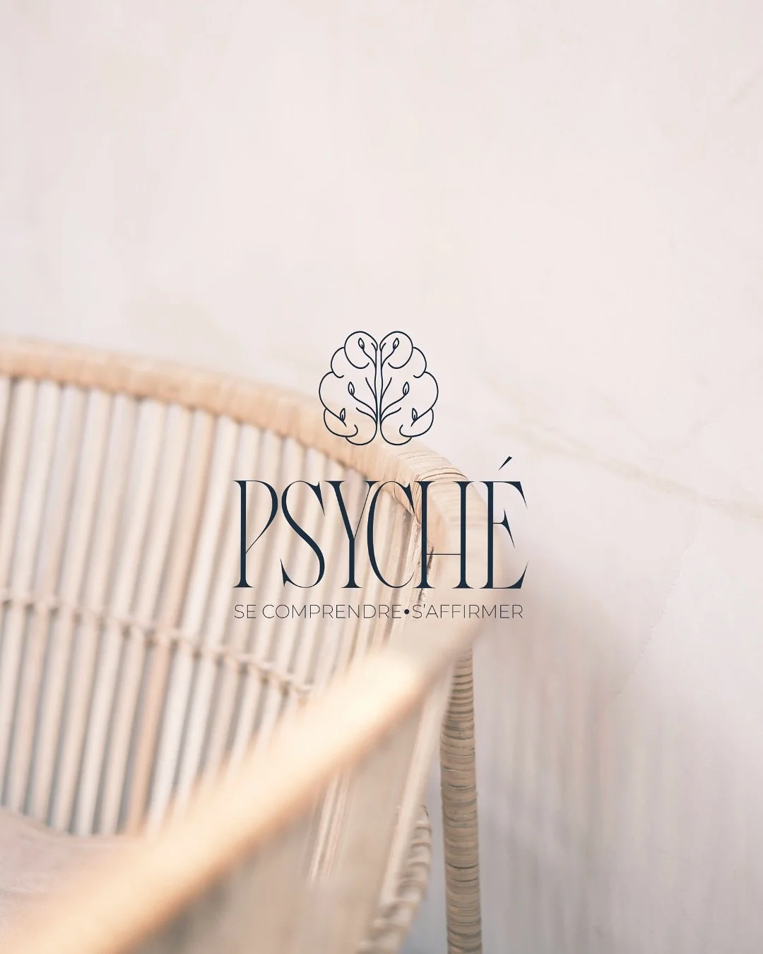 Votre pratique est unique.
Votre identit&eacute; visuelle devrait l&rsquo;&ecirc;tre aussi.

Ce kit de branding psych&eacute; est pr&eacute;-design&eacute; mais personnalis&eacute; avec votre nom et votre activit&eacute;.
R&eacute;sultat : une image 