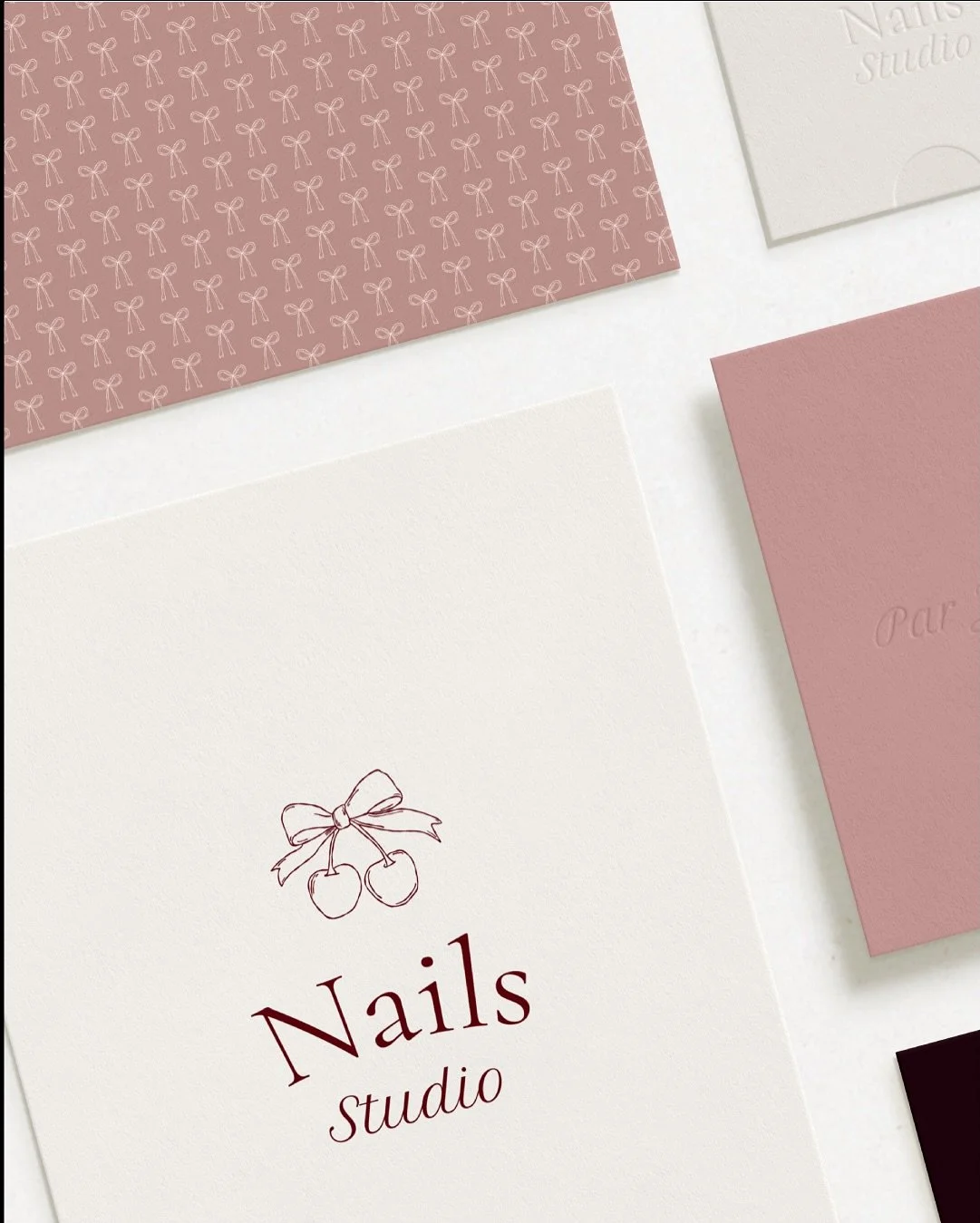 Je vous pr&eacute;sente Nails Studio, une identit&eacute; visuelle pr&eacute;-d&eacute;sign&eacute;e et semi-personnalisable sp&eacute;cialement pens&eacute;e pour les proth&eacute;sistes ongulaires.

L&rsquo;objectif ?

Vous permettre d&rsquo;avoir 