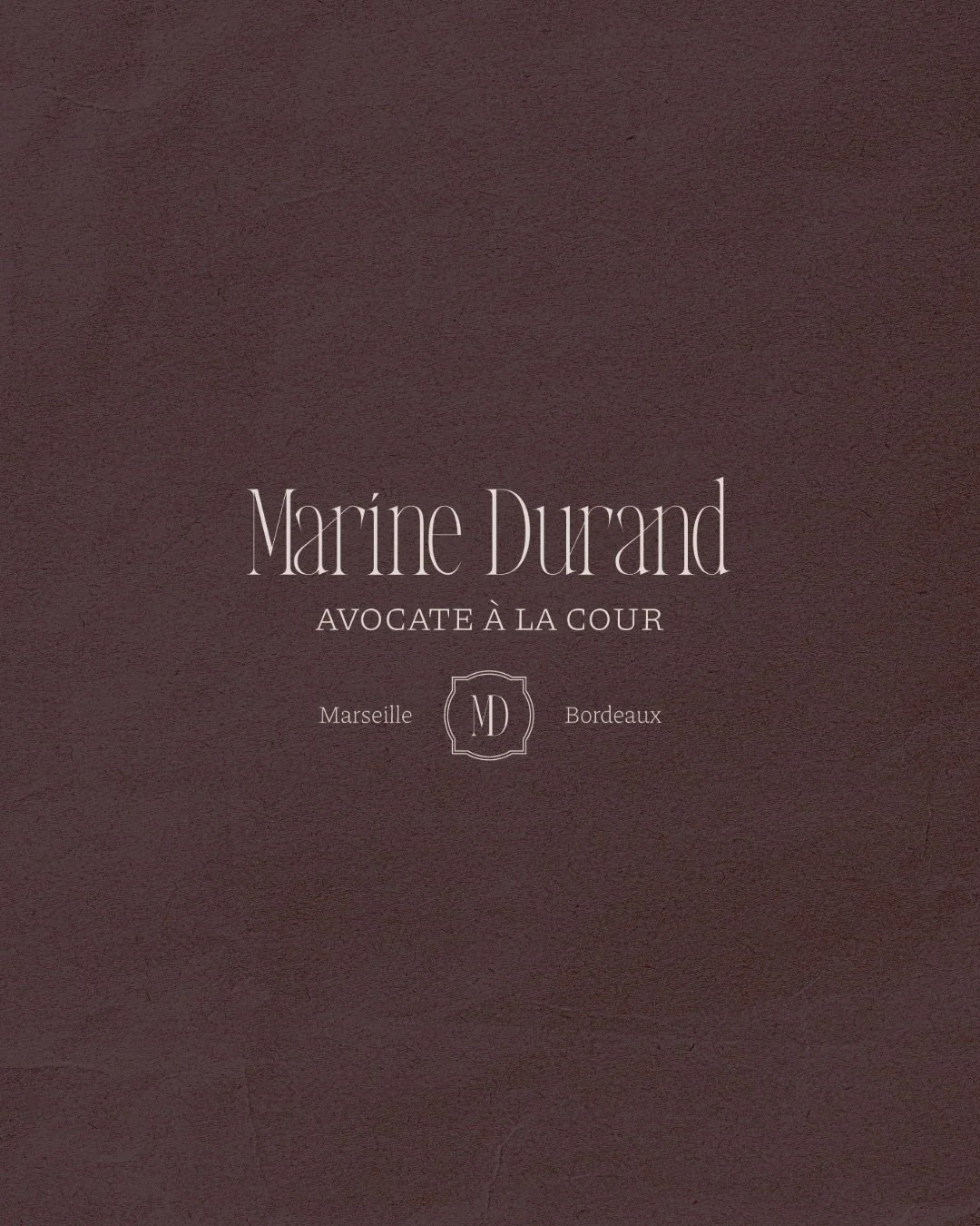 La premi&egrave;re impression ne se n&eacute;gocie pas. Elle se construit.

Une identit&eacute; visuelle juste n&rsquo;a pas besoin de se justifier. Elle rassure. Elle convainc. Elle d&eacute;cide &agrave; votre place.

Monogramme &middot; Palette &m
