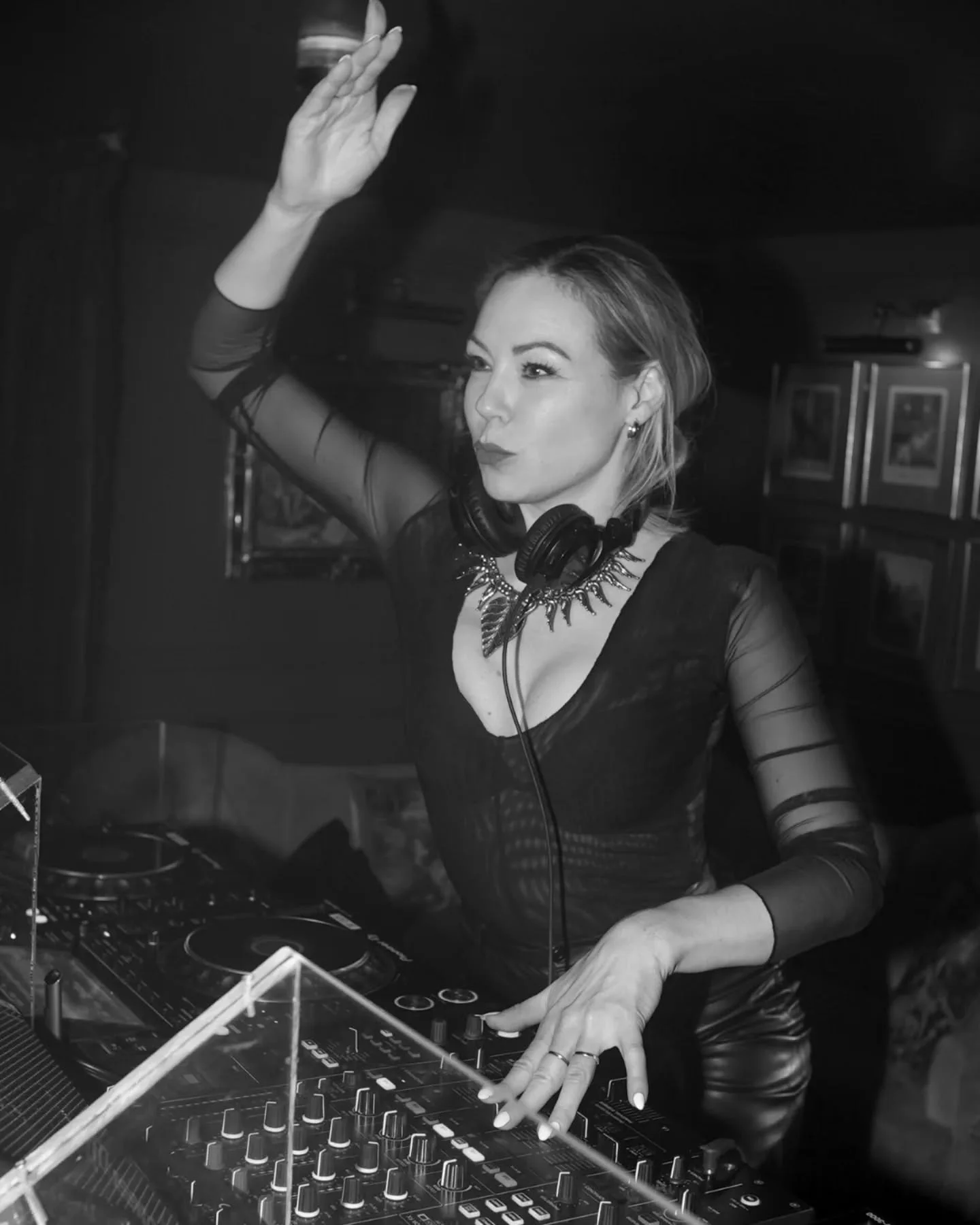 Stills from last Thursday @deardarlingmayfair 🌙

Big thank you to the DJs @camz_music @venicexmusic @azza_djuk for keeping the room moving 🔥🫶

#SOL #Housemusic #SOLEventsUK #SOLAfterDark #DearDarlingMayfair