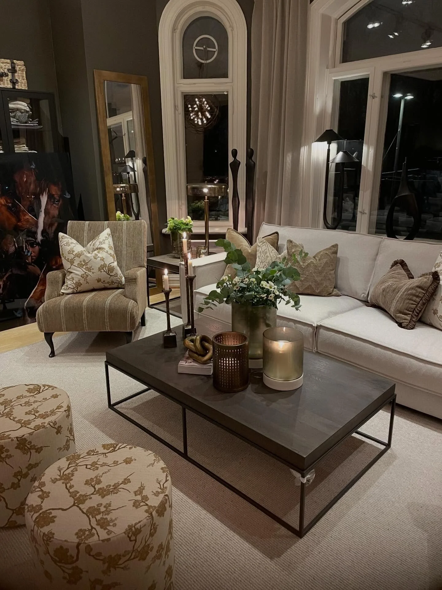 Litt av v&aring;rens farger❤️. Det er bare &aring; glede seg

#artwood #v&aring;rnyheter #m&oslash;bler
#showrom #marvikatorv