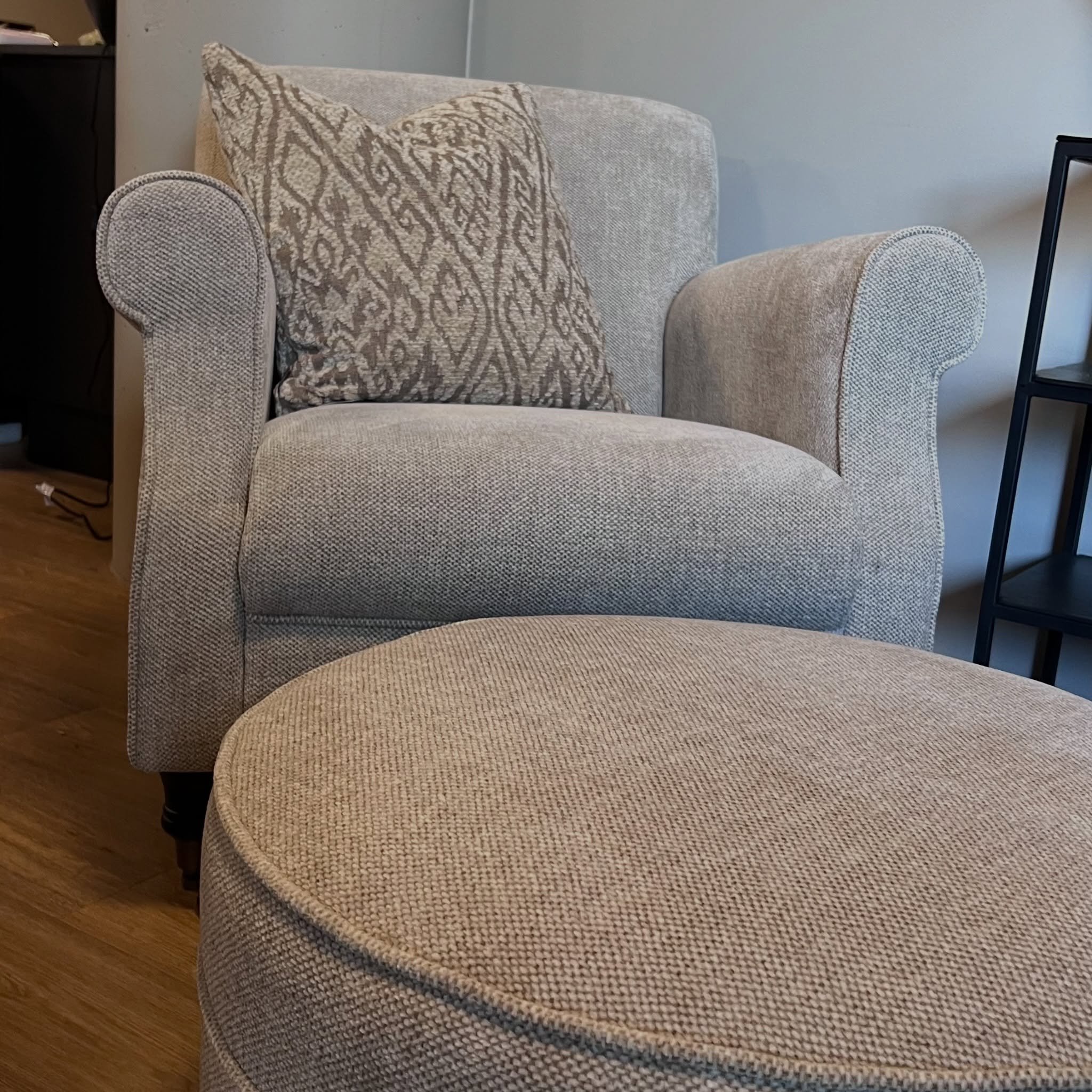 Se s&aring; lekkert🌟 N&aring; kan du gj&oslash;re et godt kj&oslash;p p&aring; m&oslash;bler i v&aring;rt showroom! 
Vi satser 100% p&aring; boligstyling og salg av m&oslash;bler videre, det betyr at vi m&aring; t&oslash;mme showroom🤩 -40% p&aring;