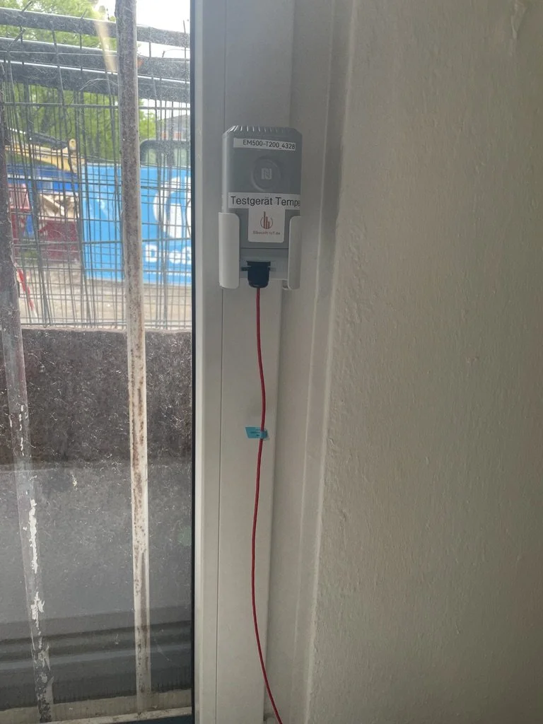 Temperatur-Testgerät an einem Fenster angebracht zum Messen der Raumtemperatur.
