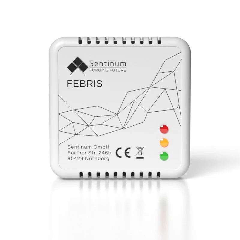 Weißes elektronisches Gerät mit der Aufschrift 'Sentinum FORGING FUTURE FEBRIS' und geometrischen Linien. Drei farbige Leuchten auf der rechten Seite: rot, gelb und grün. Adresse und CE-Kennzeichnung unten.