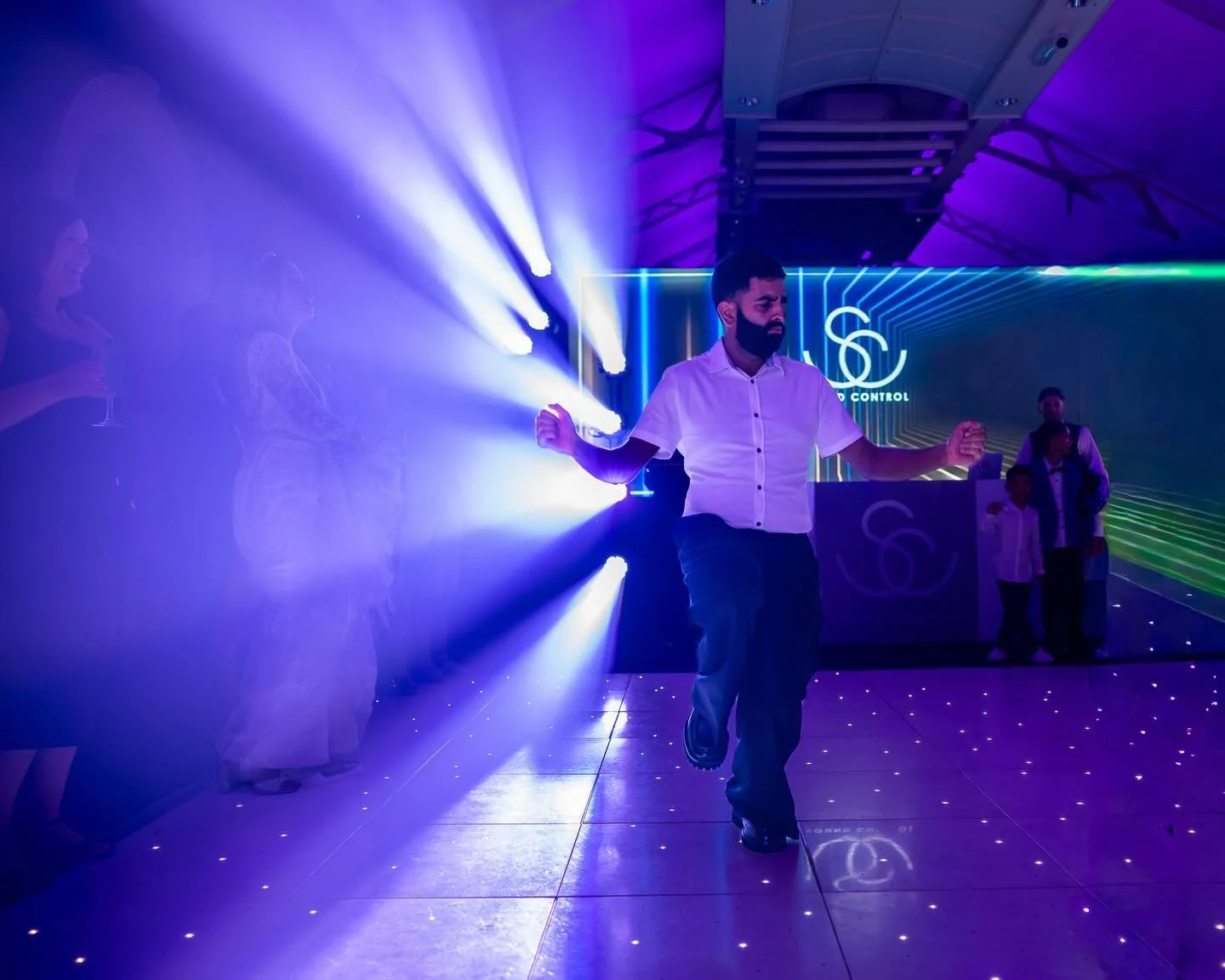 Capturing the vibe on the dance floor.

Natural wedding photography across Hertfordshire, London &amp; the South-East 📸

#LondonWeddingPhotographer
#HertfordshireWeddings 
#UKWeddingPhotographer
#DocumentaryWeddingPhotography
#SteveLynesWeddings