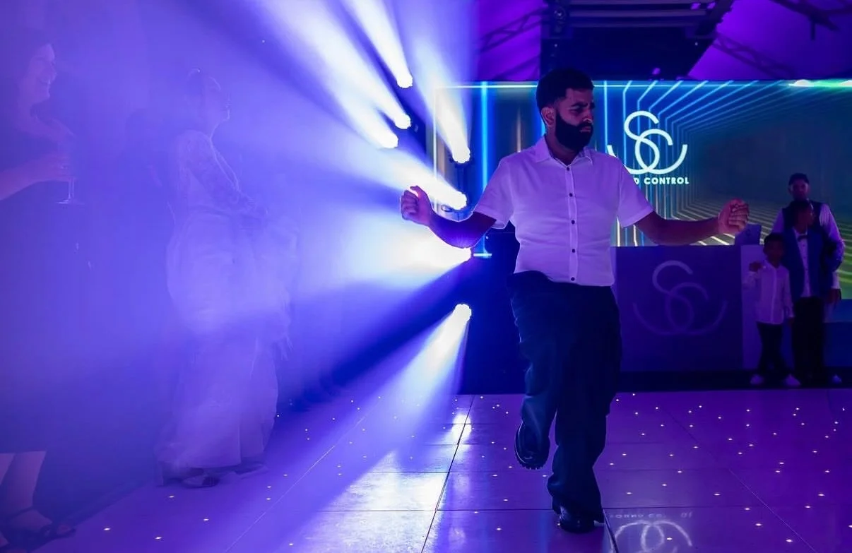 Capturing the vibe on the dance floor. 

Professional event photography focused on light, atmosphere, and authentic moments 📸

#eventphotography
#dancefloor 
#ukphotographer
#professionalphotographer 
#liveeventphotography