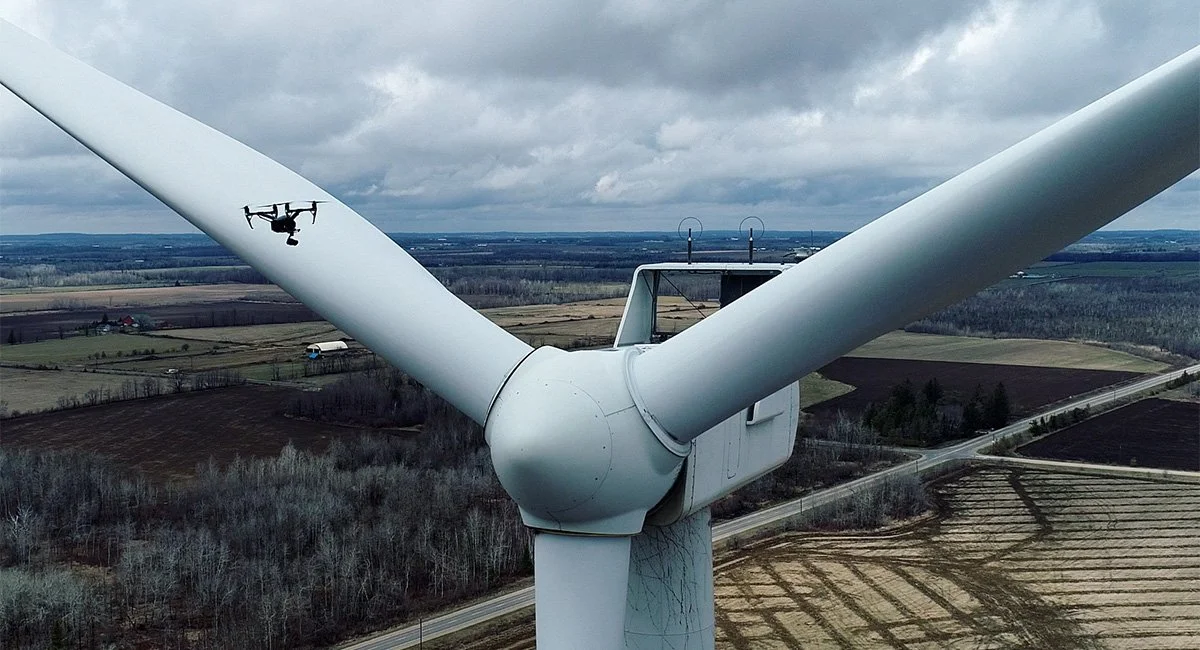 Ispezioni Eoliche con Drone – Controlli Tecnici su Parchi Eolici Onshore e Offshore