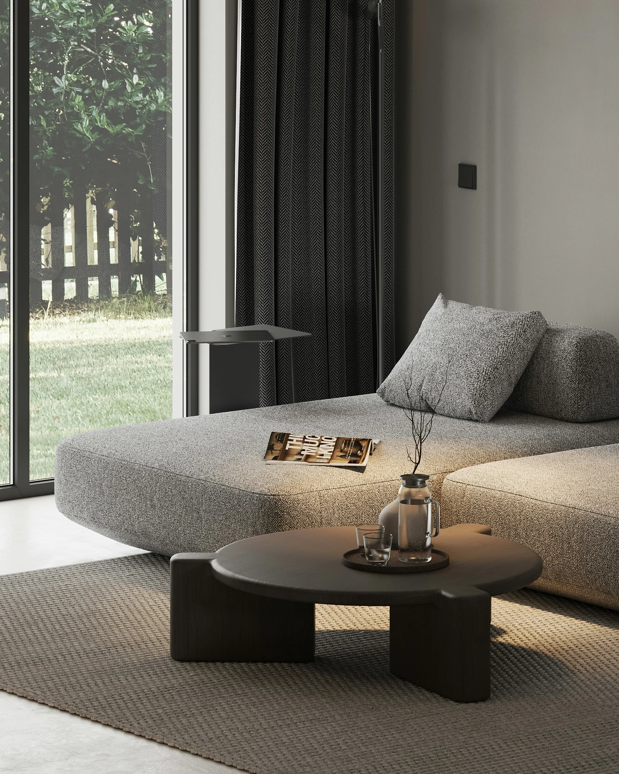 Moderne woonkamer met een grote L-vormige bank, een laag zwart salontafeltje met een vaas en glazen, een magazine, grote glasdeur met uitzicht op een tuin, en zwarte gordijnen.