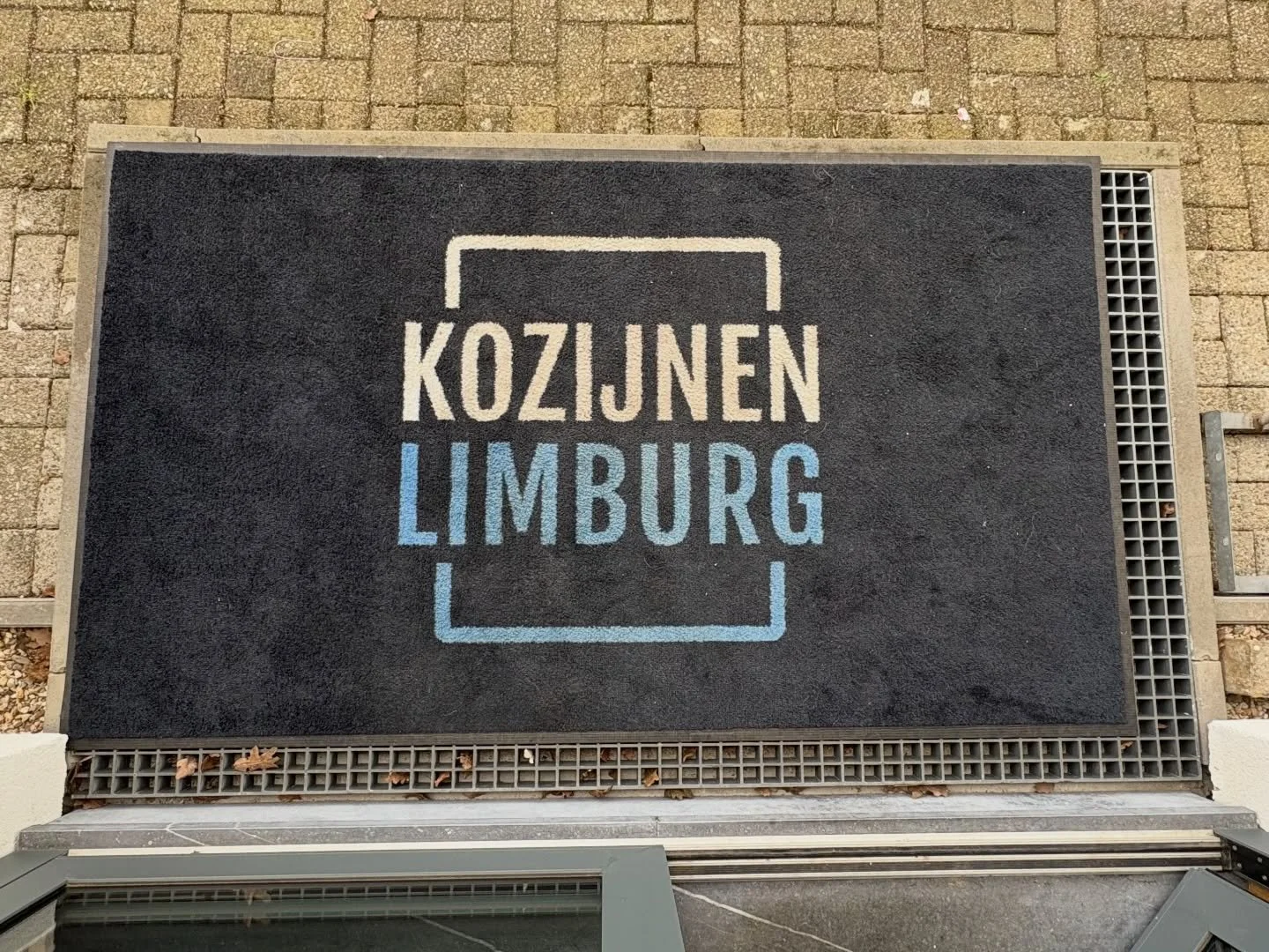 WOW !😍 Kijk daar doen we het voor ! Check deze deurmat met mooie reclame weer eens shinen @kozijnenlimburg Een deurmat is belangrijker dan je denkt, h&eacute;t visitekaartje voordat je binnen loopt. Benieuwd naar een reiniging voor jou deurmat ? Che