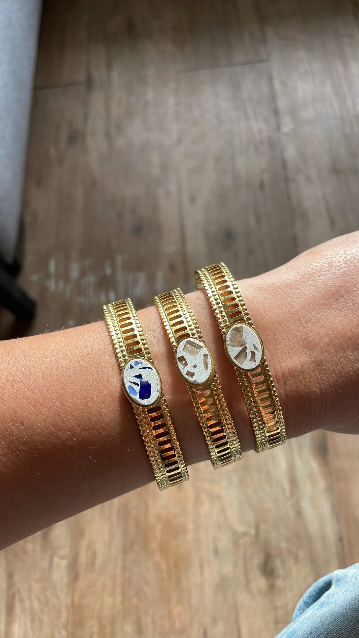 Bracelet jonc ajouré avec médaillon en éco-terrazzo
