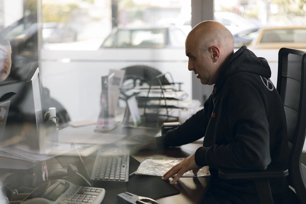 Venditore Mercedes-Benz presso l'officina autorizzata di Foligno pronto ad assistere il cliente.
