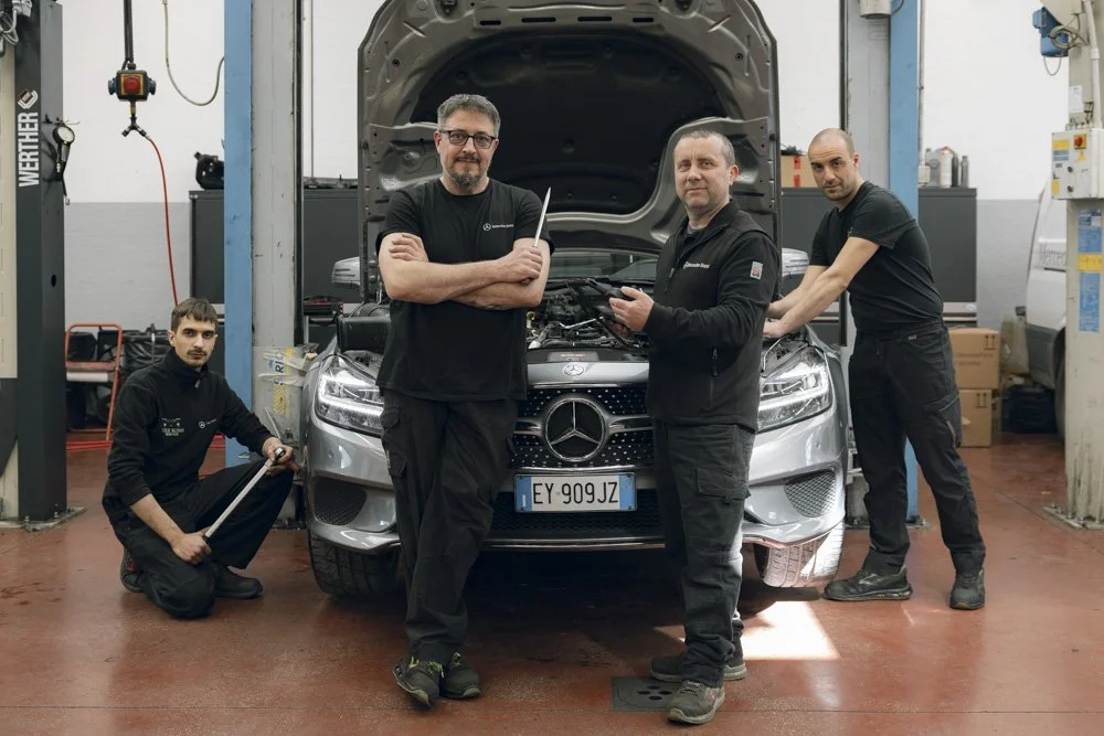 i meccanici dell'officina luigi rossi di foligno, specializzati in tagliandi e riparazione auto mercedes benz per l'umbria