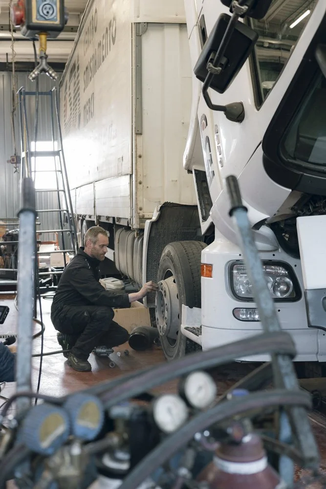 un meccanico in officina ripare e fa il tagliando ad un camion mercedes benz in umbria