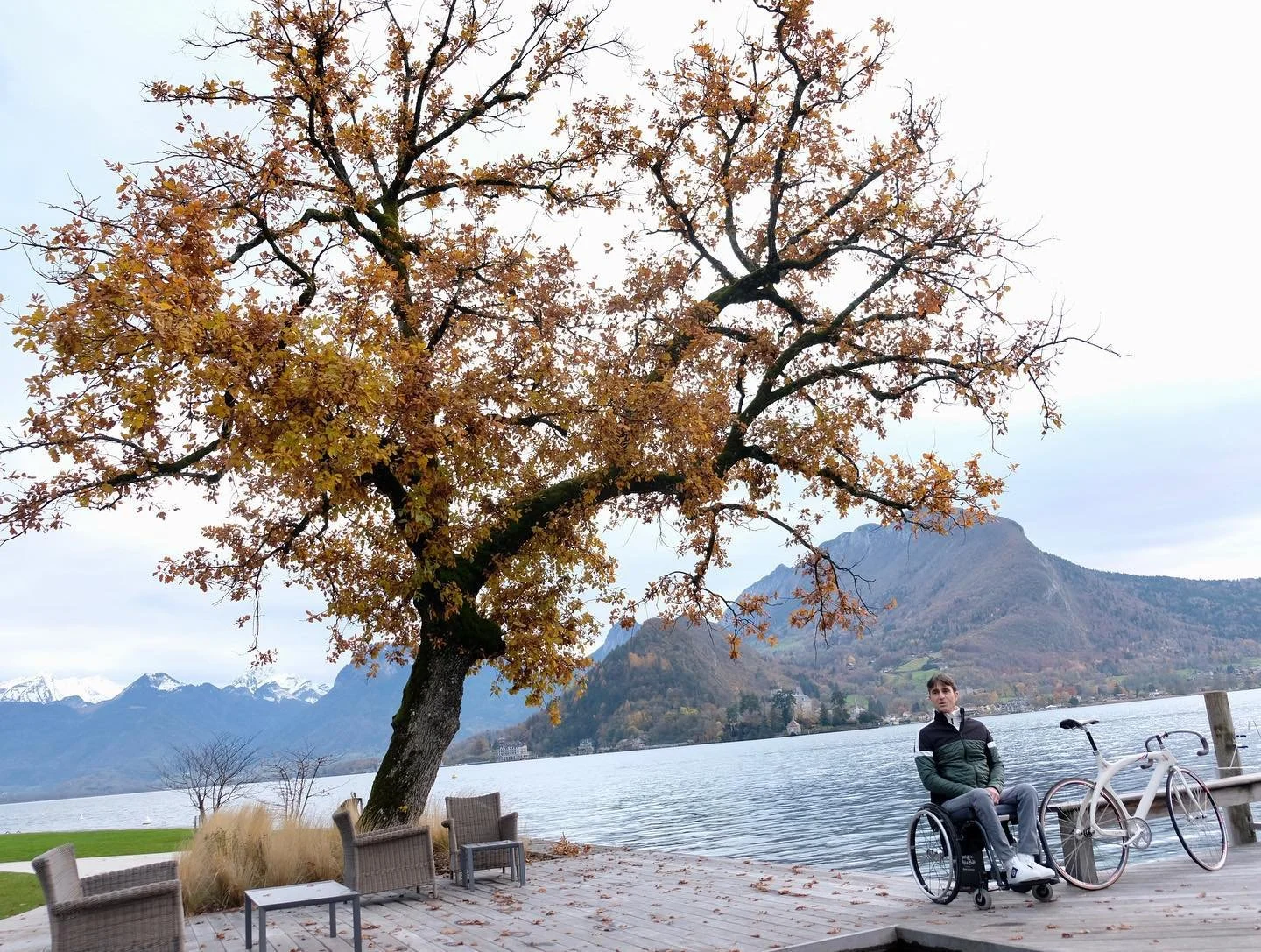 L&rsquo;hiver au bord du lac .
.
.
@coolracing @fusalp @jeanlainautomobiles @aubergeduperebise @jeansulpice @ypmedias #patricesulpiceracing #MonGrandDefi2024 #auto #motorracing #24heuresdumansofficial #24heuresdumans #Fusalp #artdumouvement #jeanlain