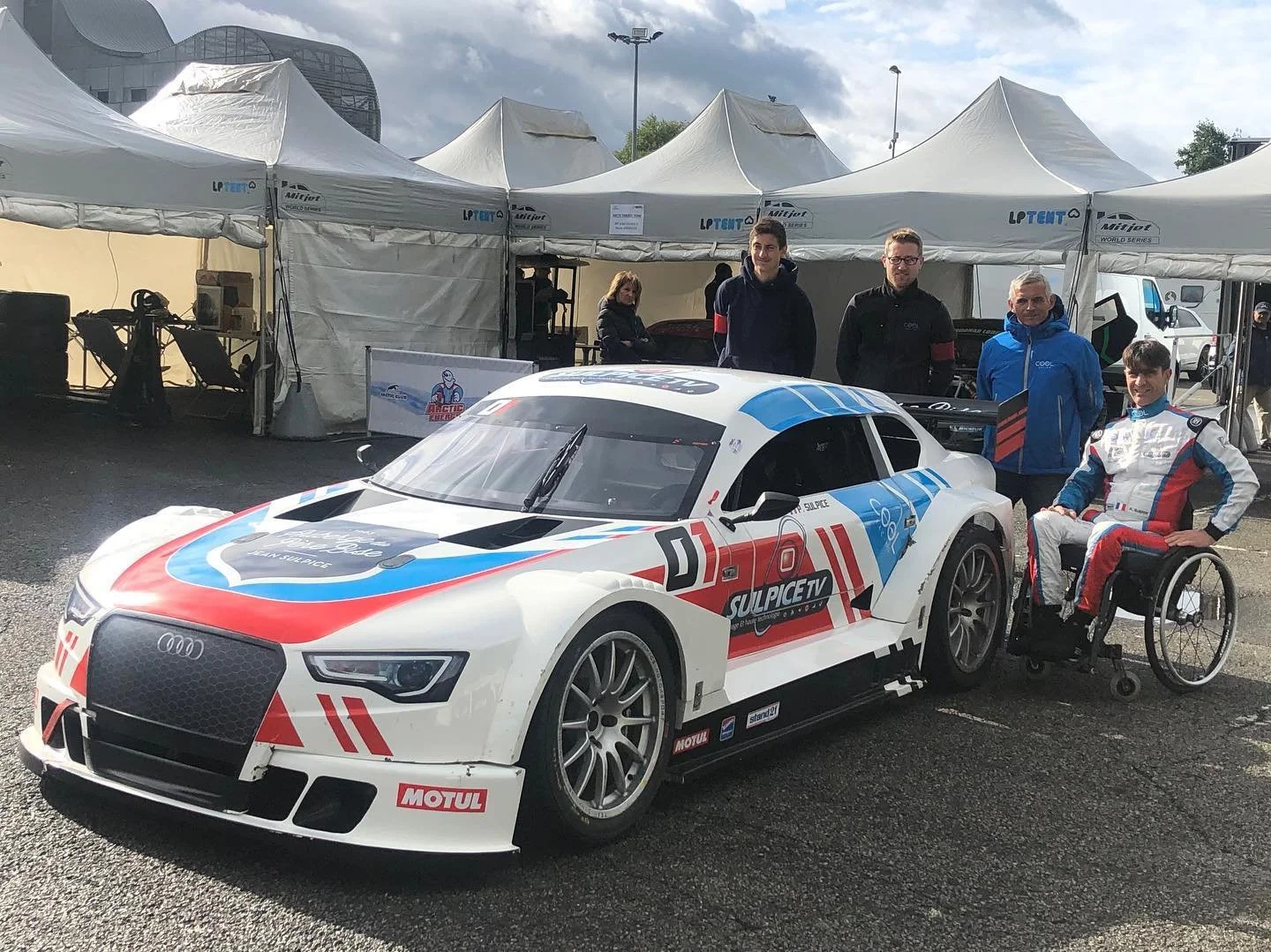 Aujourd&rsquo;hui est une journ&eacute;e importante : warm up @ultimatecupseries @circuitmagnycours 
Si tout se passe bien, demain premier d&eacute;part 
Merci &agrave; tous ceux qui m&rsquo;accompagnent dans ce projet
.
.
.
.
@coolracing @fusalp @je